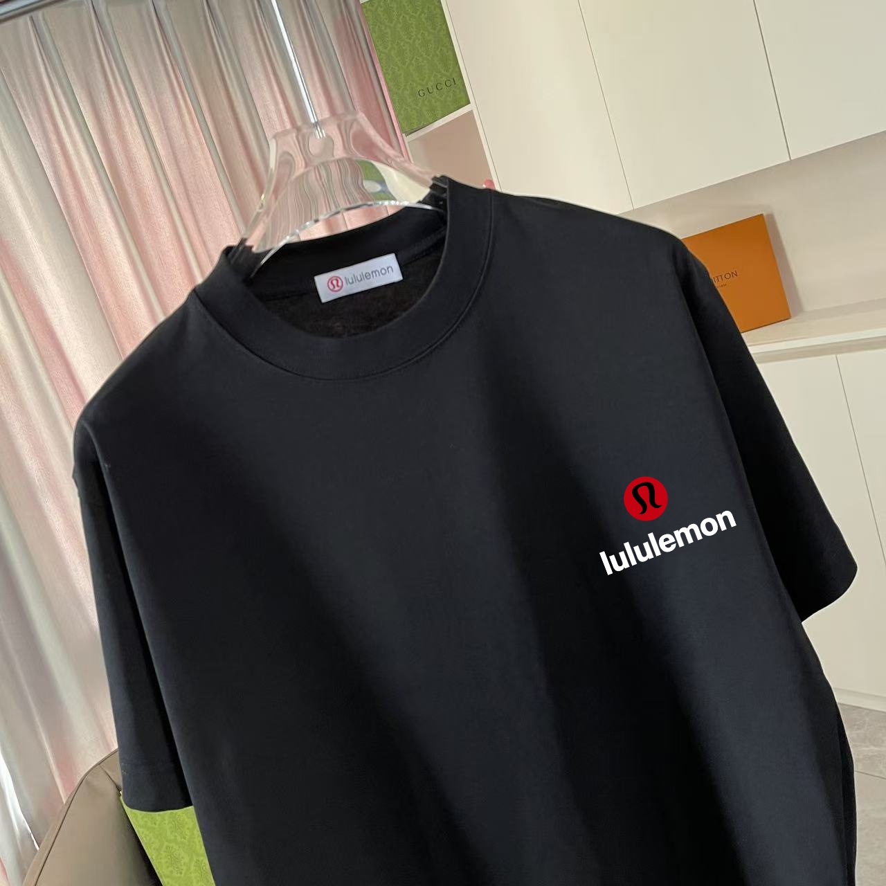  💰110
lulu*露露乐蒙2025夏季新款  个性字母logo印花 定制面料300g 短袖t恤  男女同款
尺码：S  M  L  XL  XXL  五个码
颜色：黑色  白色 粉红色 湖绿色