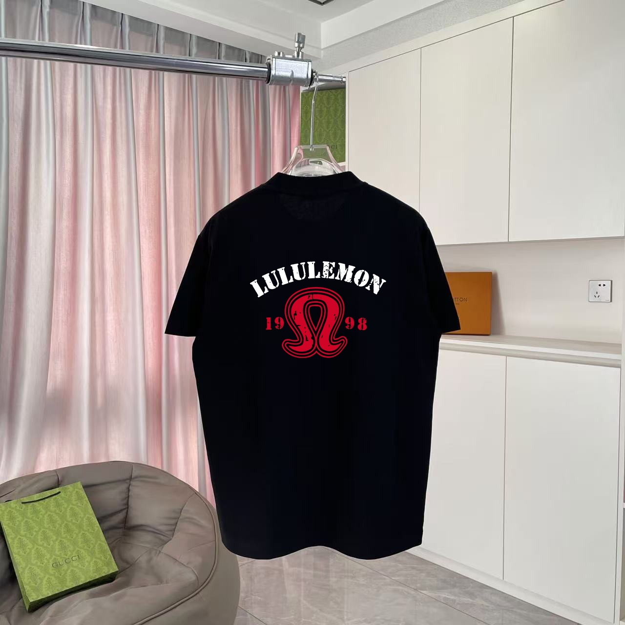  💰110
lulu*露露乐蒙2025夏季新款  个性字母logo印花 定制面料300g 短袖t恤  男女同款
尺码：S  M  L  XL  XXL  五个码
颜色：黑色  白色 粉红色 湖绿色