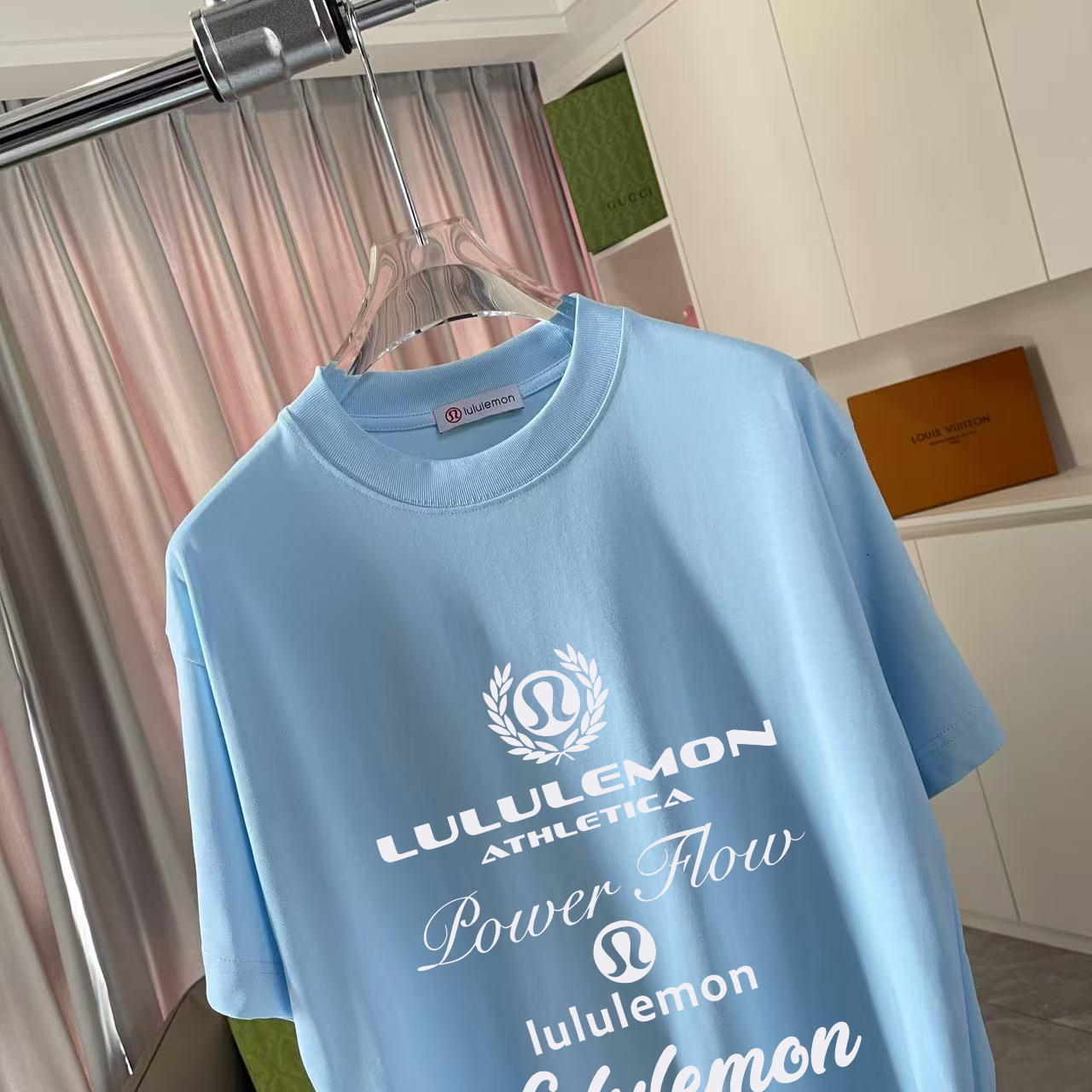  💰110
lulu*露露乐蒙2025夏季新款  个性字母logo印花 定制面料300g 短袖t恤  男女同款
尺码：S  M  L  XL  XXL  五个码
颜色：黑色  白色 湖绿色 天蓝色