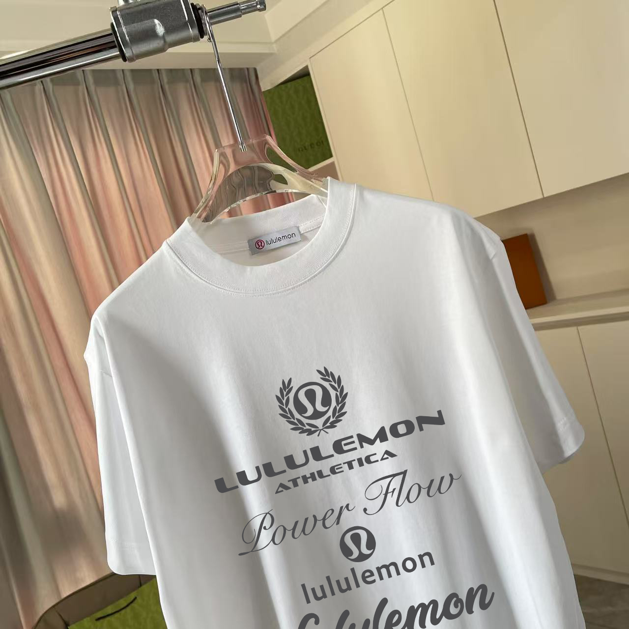  💰110
lulu*露露乐蒙2025夏季新款  个性字母logo印花 定制面料300g 短袖t恤  男女同款
尺码：S  M  L  XL  XXL  五个码
颜色：黑色  白色 湖绿色 天蓝色