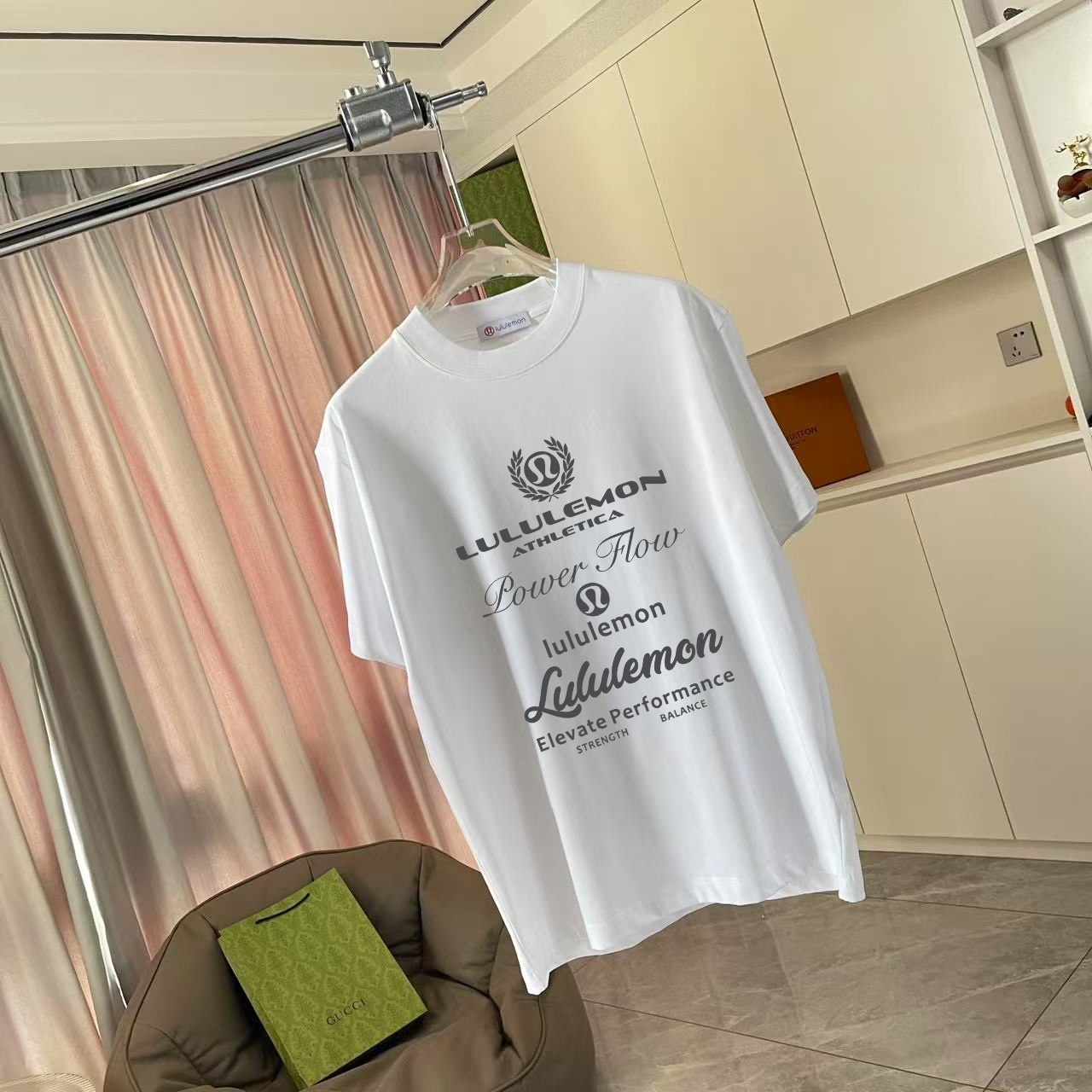  💰110
lulu*露露乐蒙2025夏季新款  个性字母logo印花 定制面料300g 短袖t恤  男女同款
尺码：S  M  L  XL  XXL  五个码
颜色：黑色  白色 湖绿色 天蓝色