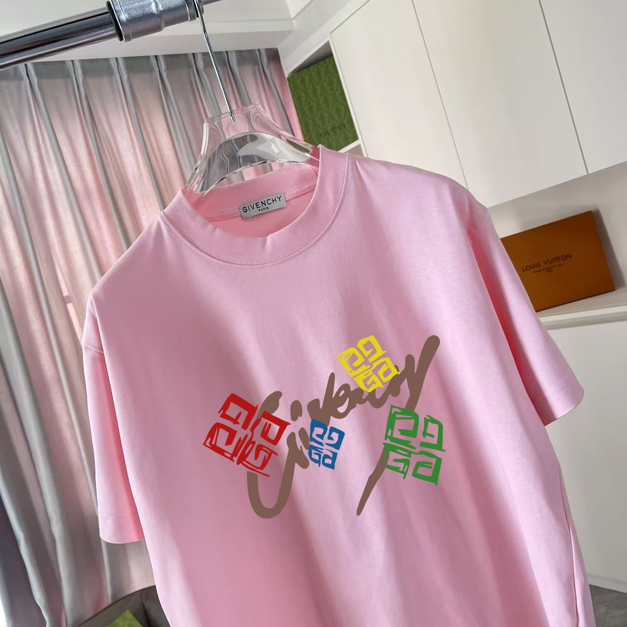 P80
GVC*纪梵希2025夏季新款  个性字母logo印花 定制面料300g 短袖t恤  男女同款
尺码：S  M  L  XL  XXL  五个码
颜色：黑色  白色 粉红色 湖绿色