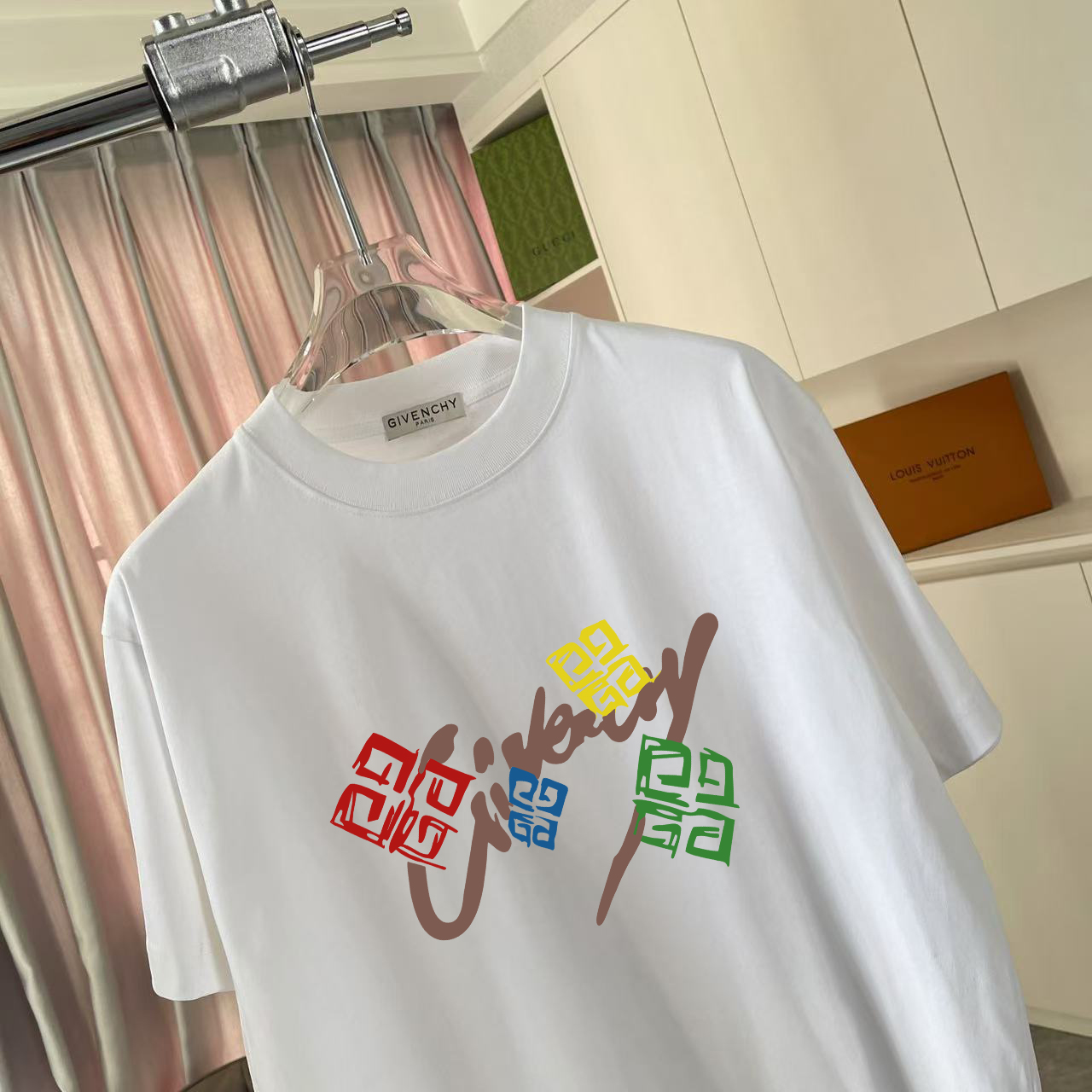 P80
GVC*纪梵希2025夏季新款  个性字母logo印花 定制面料300g 短袖t恤  男女同款
尺码：S  M  L  XL  XXL  五个码
颜色：黑色  白色 粉红色 湖绿色
