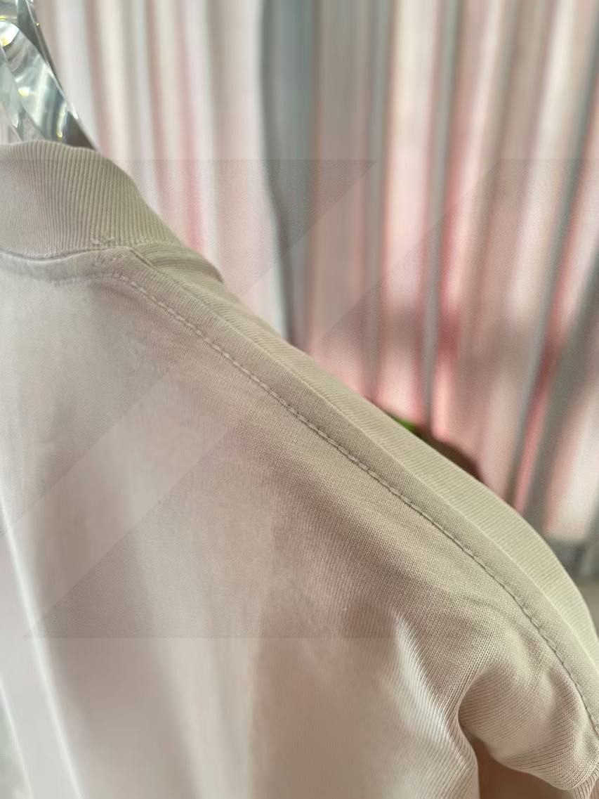 P80
FD  芬迪2025夏季新款 个性字母logo印花  定制面料300g   短袖T恤   男女同款
 颜色：黑色 白色 粉红色 湖绿色 铁灰色
尺码：S  M  L  XL  XXL  五个码