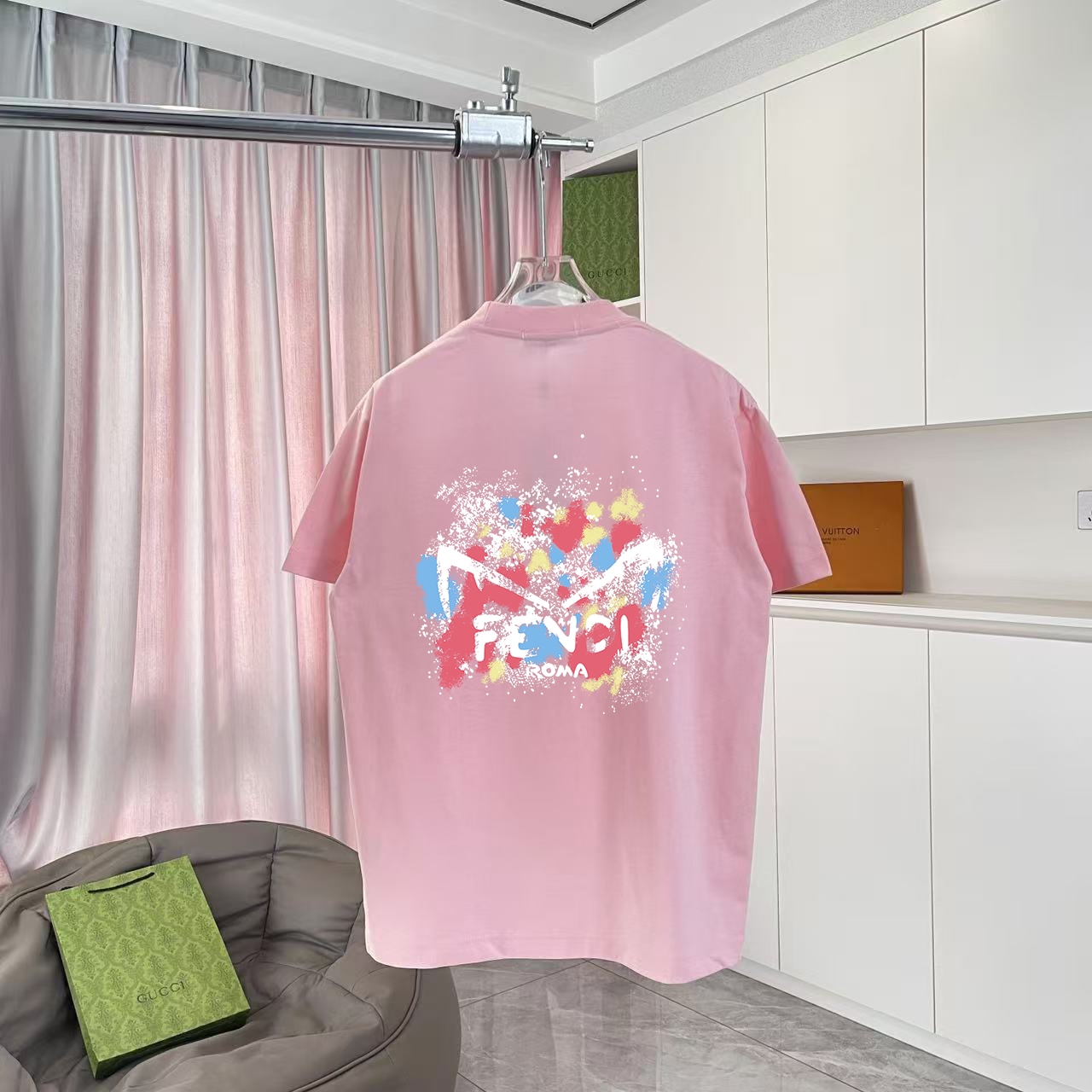 P80
FD  芬迪2025夏季新款 个性字母logo印花  定制面料300g   短袖T恤   男女同款
 颜色：黑色 白色 粉红色 湖绿色 铁灰色
尺码：S  M  L  XL  XXL  五个码
