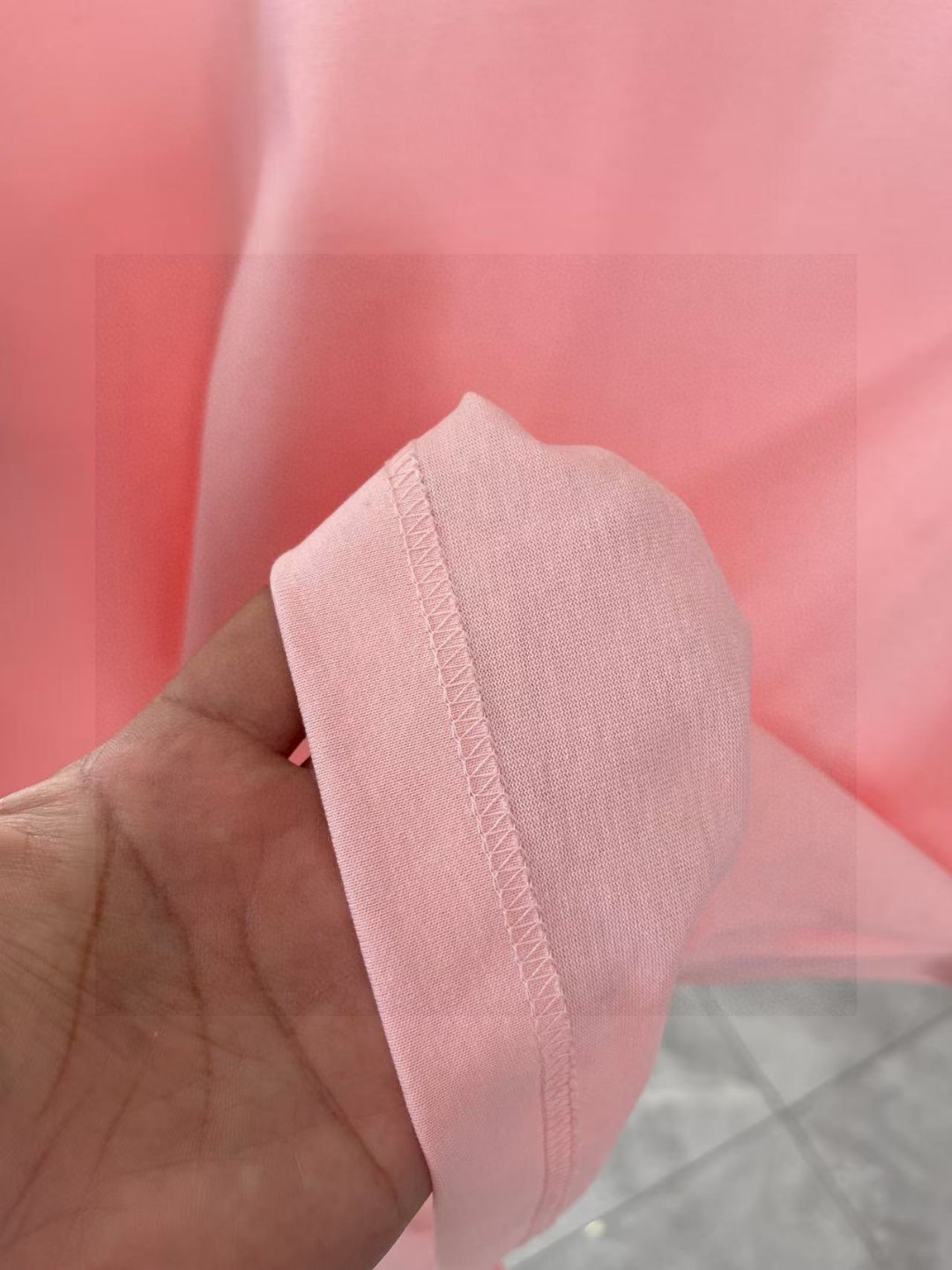 P80
FD  芬迪2025夏季新款 个性字母logo印花  定制面料300g   短袖T恤   男女同款
 颜色：黑色 白色 粉红色 湖绿色 铁灰色
尺码：S  M  L  XL  XXL  五个码