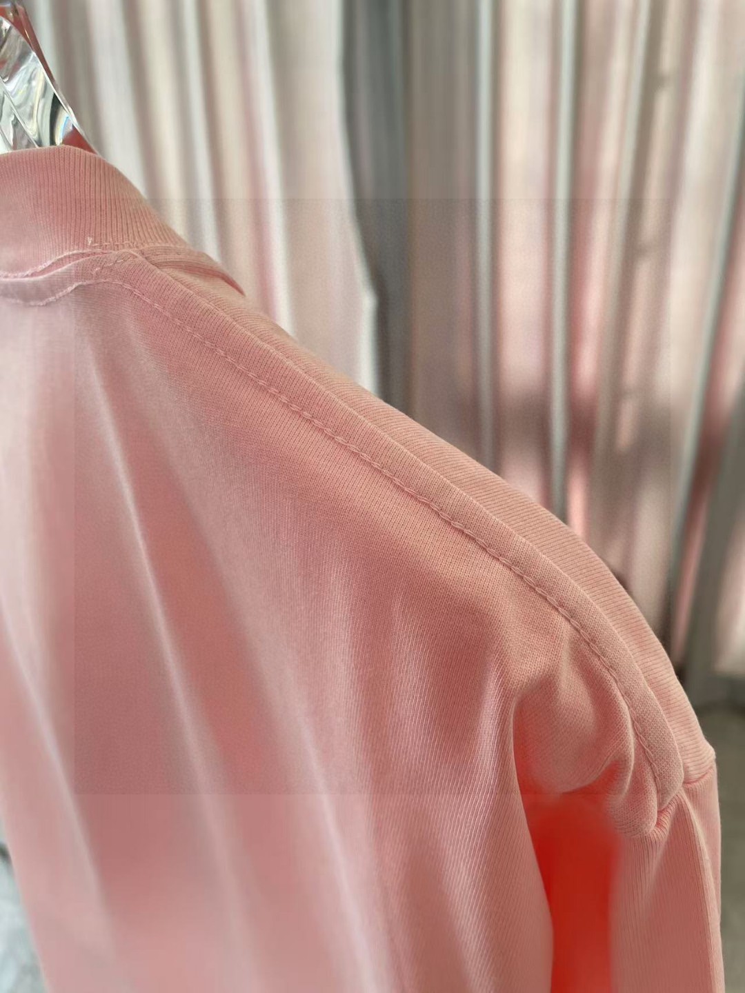 P80
FD  芬迪2025夏季新款 个性字母logo印花  定制面料300g   短袖T恤   男女同款
 颜色：黑色 白色 粉红色 湖绿色 铁灰色
尺码：S  M  L  XL  XXL  五个码