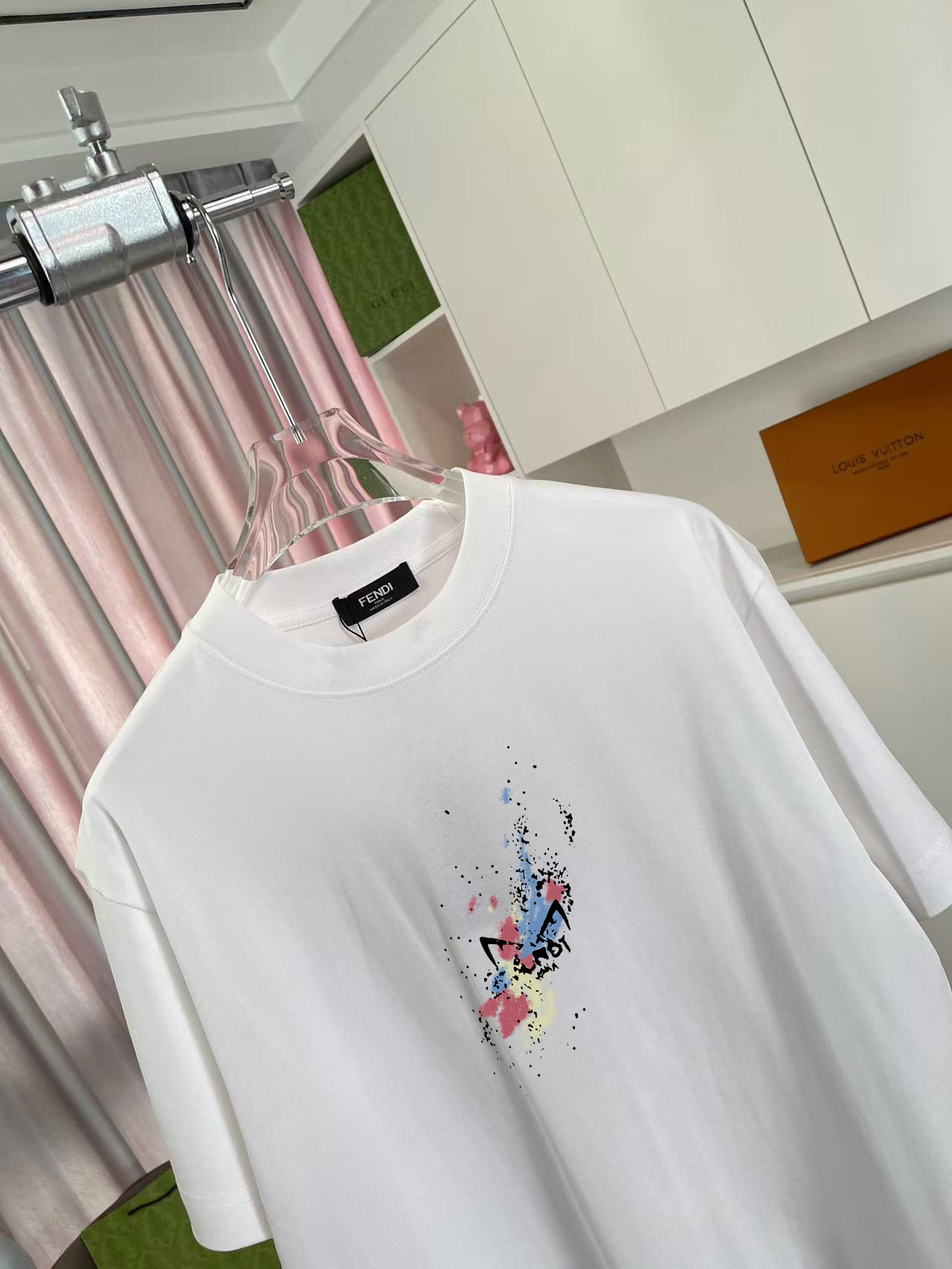 P80
FD  芬迪2025夏季新款 个性字母logo印花  定制面料300g   短袖T恤   男女同款
 颜色：黑色 白色 粉红色 湖绿色 铁灰色
尺码：S  M  L  XL  XXL  五个码