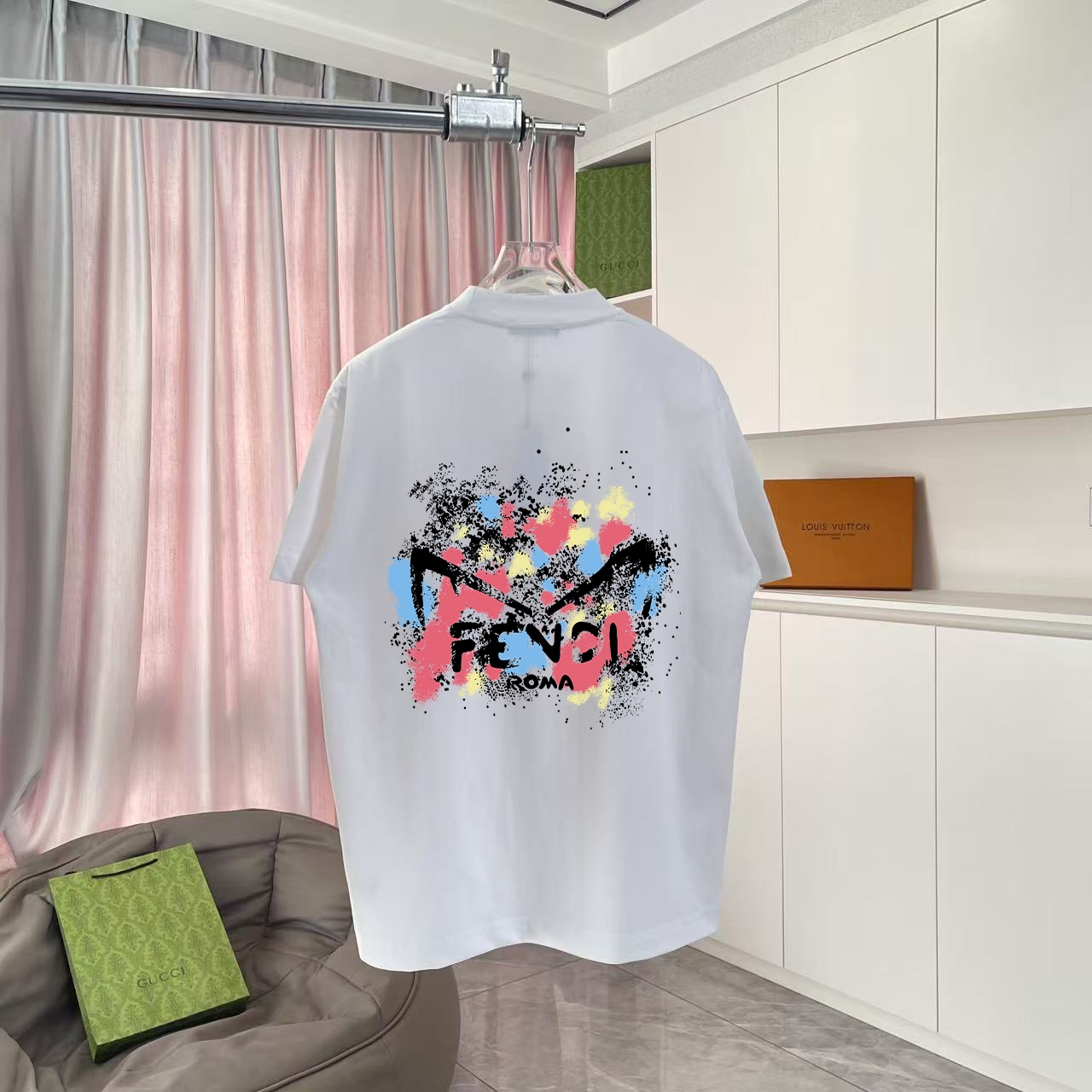 P80
FD  芬迪2025夏季新款 个性字母logo印花  定制面料300g   短袖T恤   男女同款
 颜色：黑色 白色 粉红色 湖绿色 铁灰色
尺码：S  M  L  XL  XXL  五个码