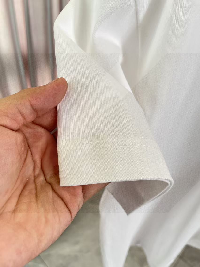 P80
FD  芬迪2025夏季新款 个性字母logo印花  定制面料300g   短袖T恤   男女同款
 颜色：黑色 白色 粉红色 湖绿色 铁灰色
尺码：S  M  L  XL  XXL  五个码