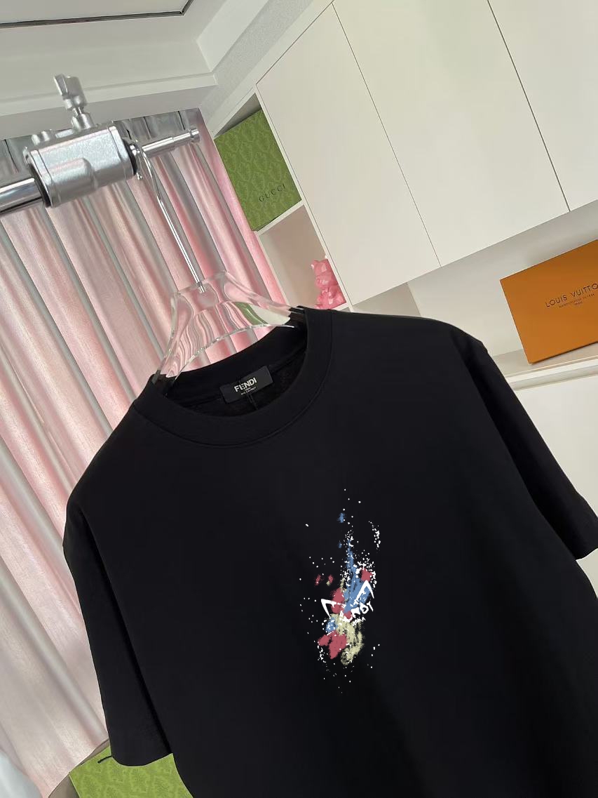P80
FD  芬迪2025夏季新款 个性字母logo印花  定制面料300g   短袖T恤   男女同款
 颜色：黑色 白色 粉红色 湖绿色 铁灰色
尺码：S  M  L  XL  XXL  五个码