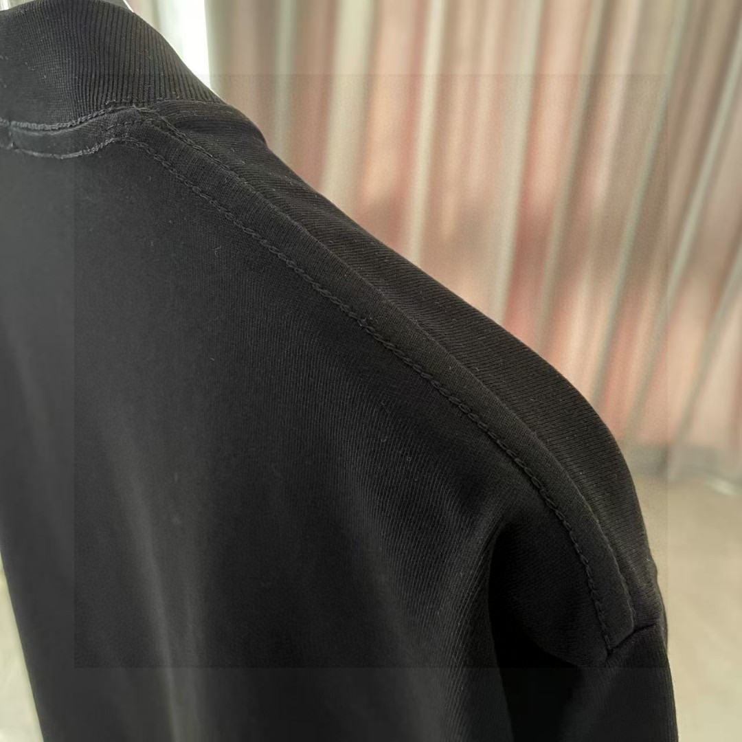 P80
FD  芬迪2025夏季新款 个性字母logo印花  定制面料300g   短袖T恤   男女同款
 颜色：黑色 白色 粉红色 湖绿色 铁灰色
尺码：S  M  L  XL  XXL  五个码