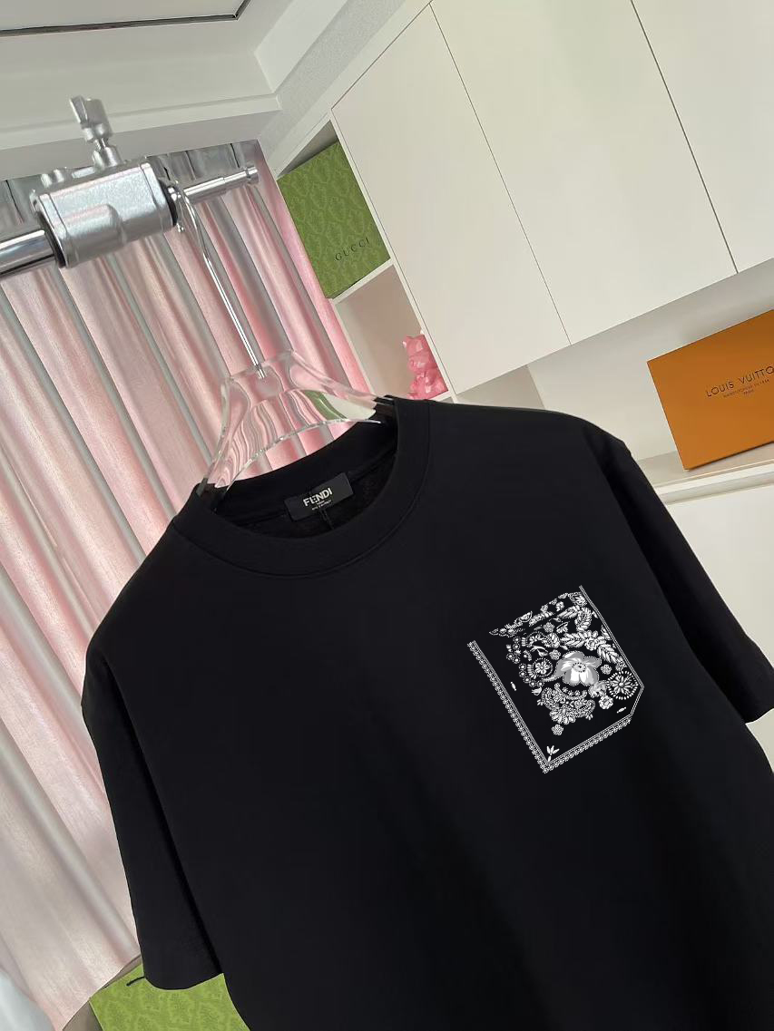 P80
FD  芬迪2025夏季新款 个性字母logo印花  定制面料300g   短袖T恤   男女同款
 颜色：黑色 白色 湖绿色 紫色
尺码：S  M  L  XL  XXL  五个码