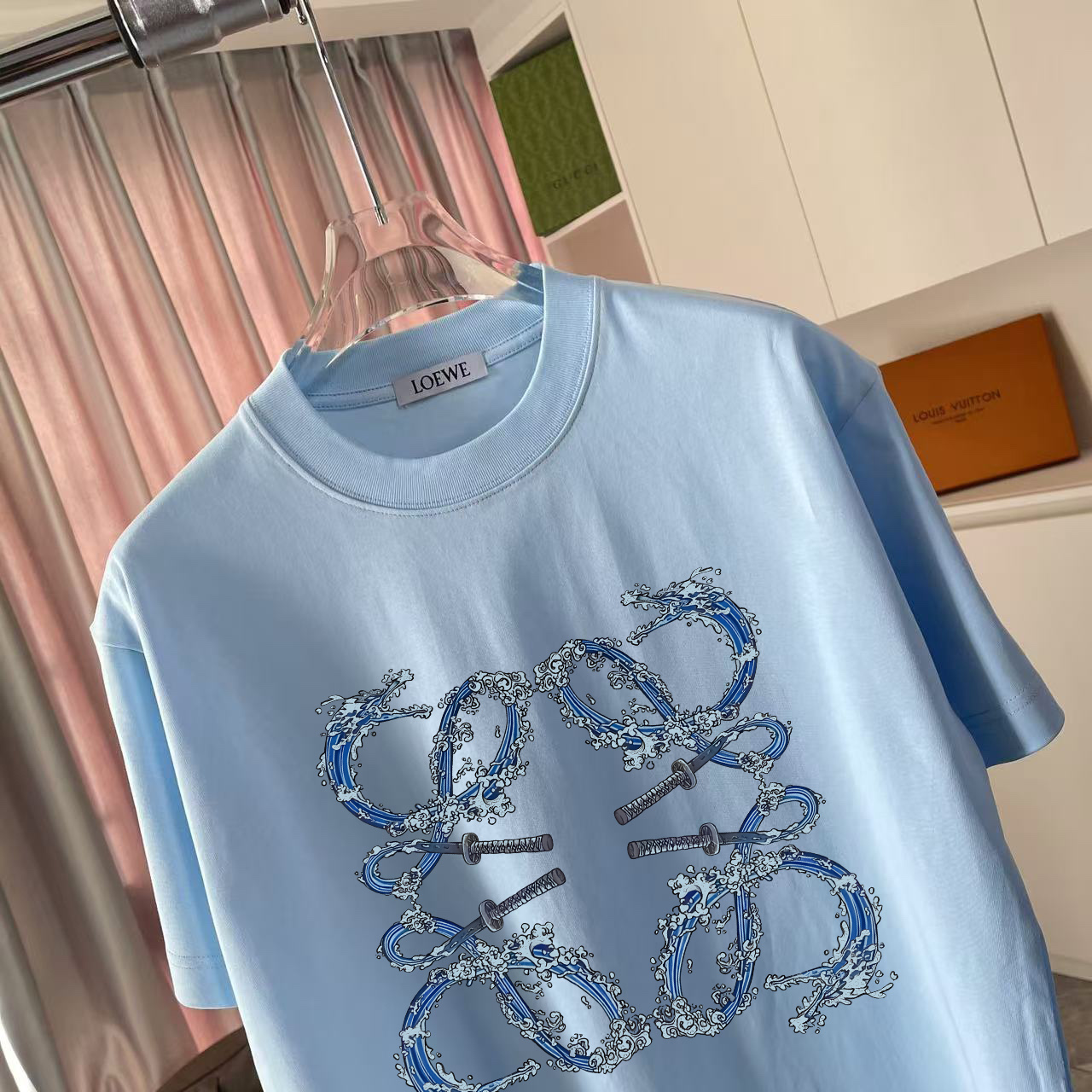  💰110
Loew*罗意威 2025夏季新款  个性字母logo印花   定制面料300g  短袖t恤  男女同款
尺码：S M L XL XXL  五个码
颜色：黑色 白色 天蓝色