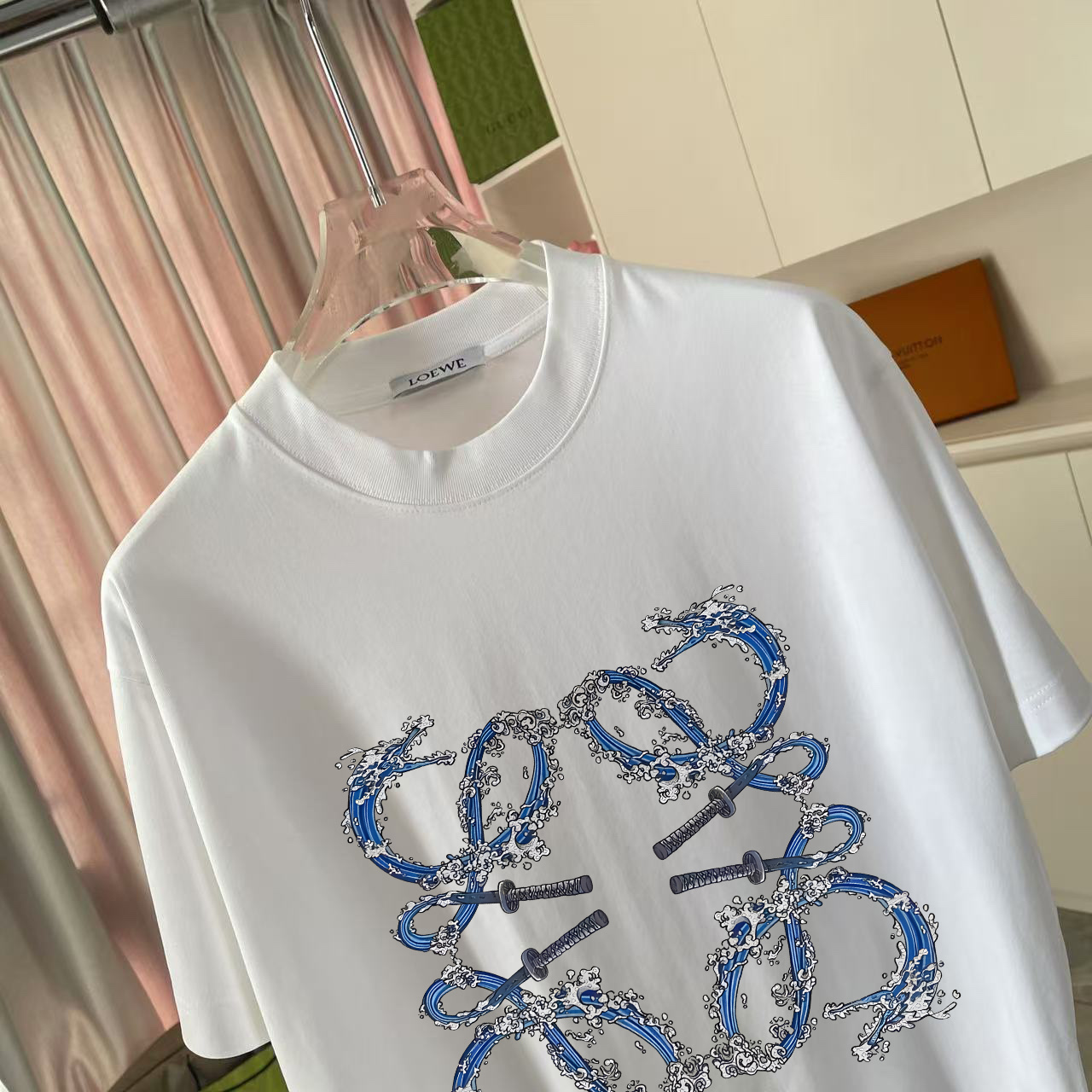  💰110
Loew*罗意威 2025夏季新款  个性字母logo印花   定制面料300g  短袖t恤  男女同款
尺码：S M L XL XXL  五个码
颜色：黑色 白色 天蓝色