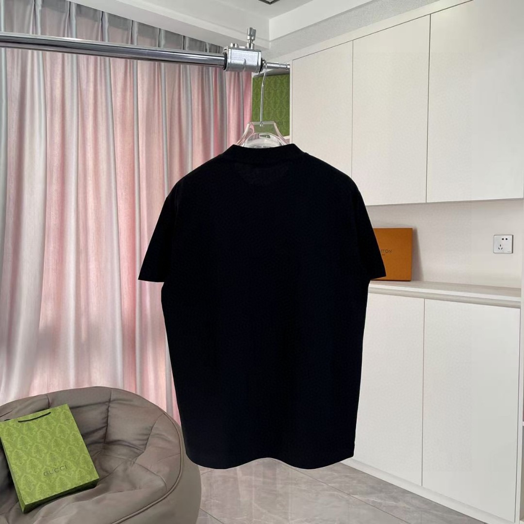  💰110
Loew*罗意威 2025夏季新款  个性字母logo印花   定制面料300g  短袖t恤  男女同款
尺码：S M L XL XXL  五个码
颜色：黑色 白色 天蓝色