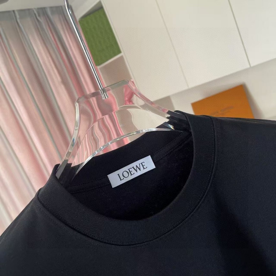  💰110
Loew*罗意威 2025夏季新款  个性字母logo印花   定制面料300g  短袖t恤  男女同款
尺码：S M L XL XXL  五个码
颜色：黑色 白色 天蓝色