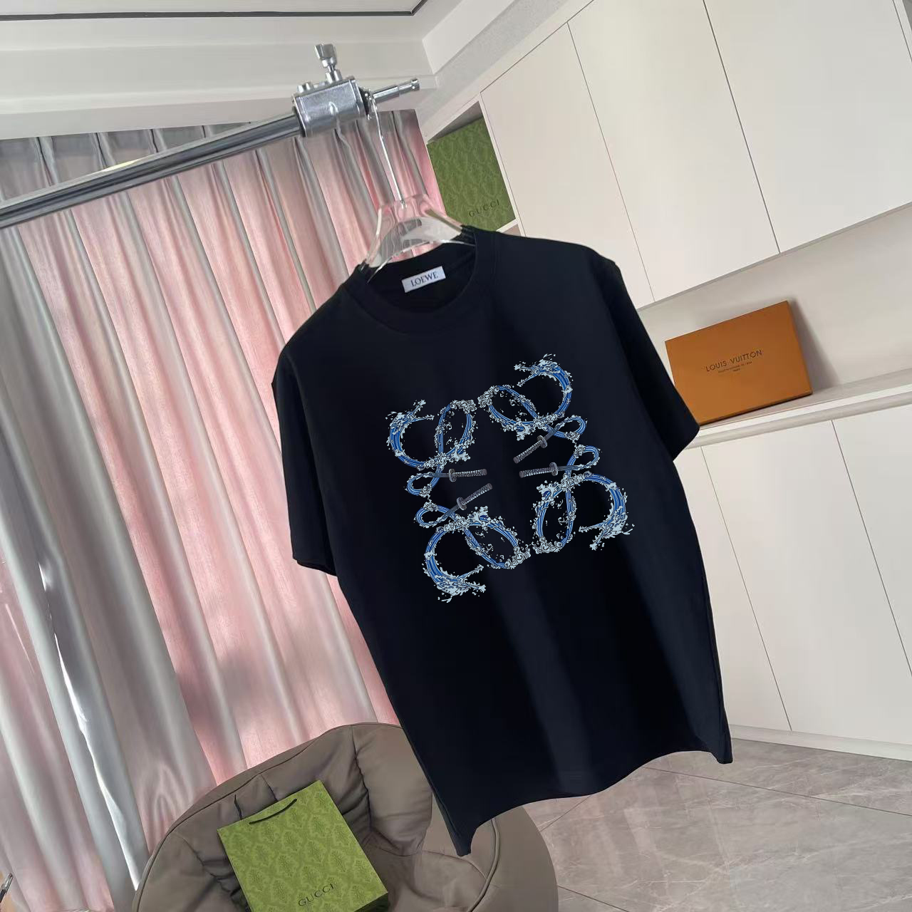  💰110
Loew*罗意威 2025夏季新款  个性字母logo印花   定制面料300g  短袖t恤  男女同款
尺码：S M L XL XXL  五个码
颜色：黑色 白色 天蓝色