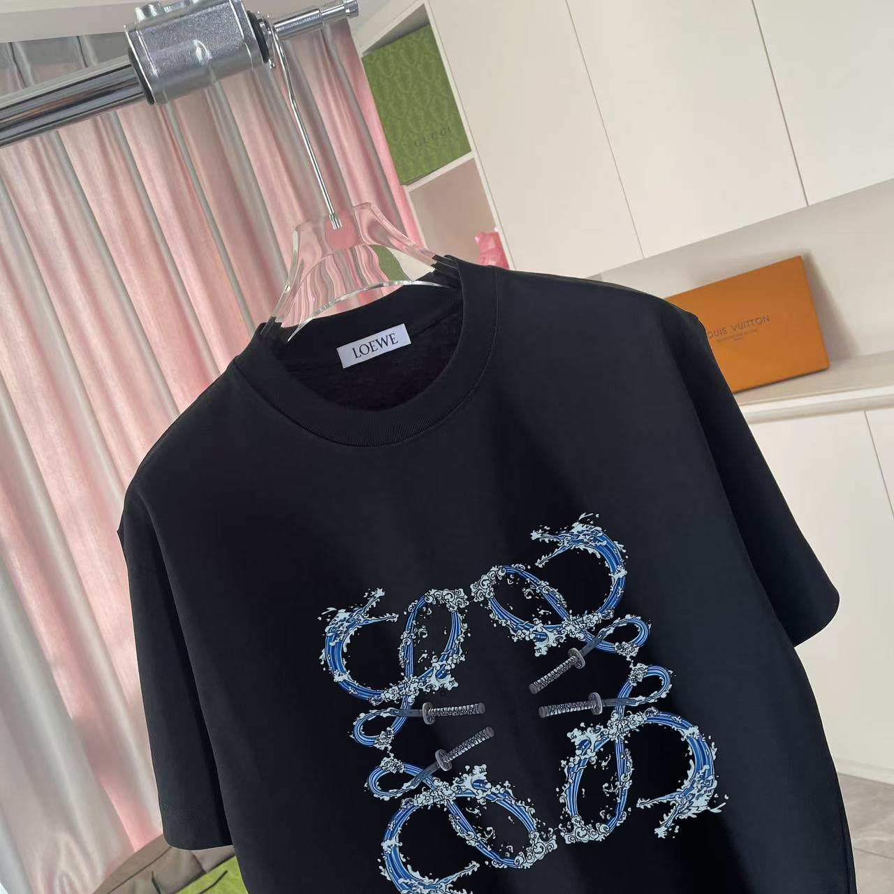  💰110
Loew*罗意威 2025夏季新款  个性字母logo印花   定制面料300g  短袖t恤  男女同款
尺码：S M L XL XXL  五个码
颜色：黑色 白色 天蓝色