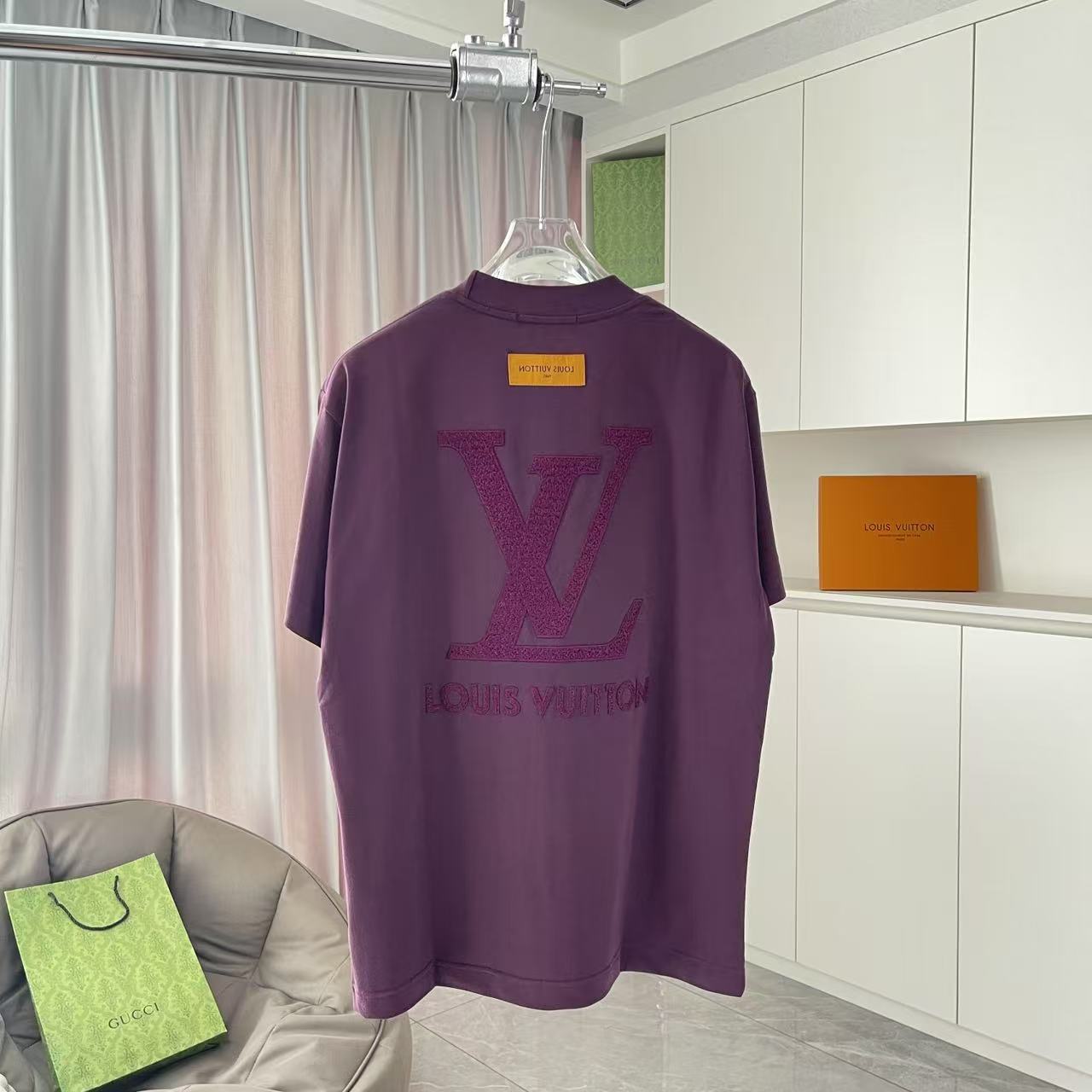 P95
1V*路易威登2025夏季新款  字母logo交叉真空绣花  定制面料300g  短袖T恤  男女同款
尺码：S M L XL XXL  五个码
颜色：黑色 白色 紫色