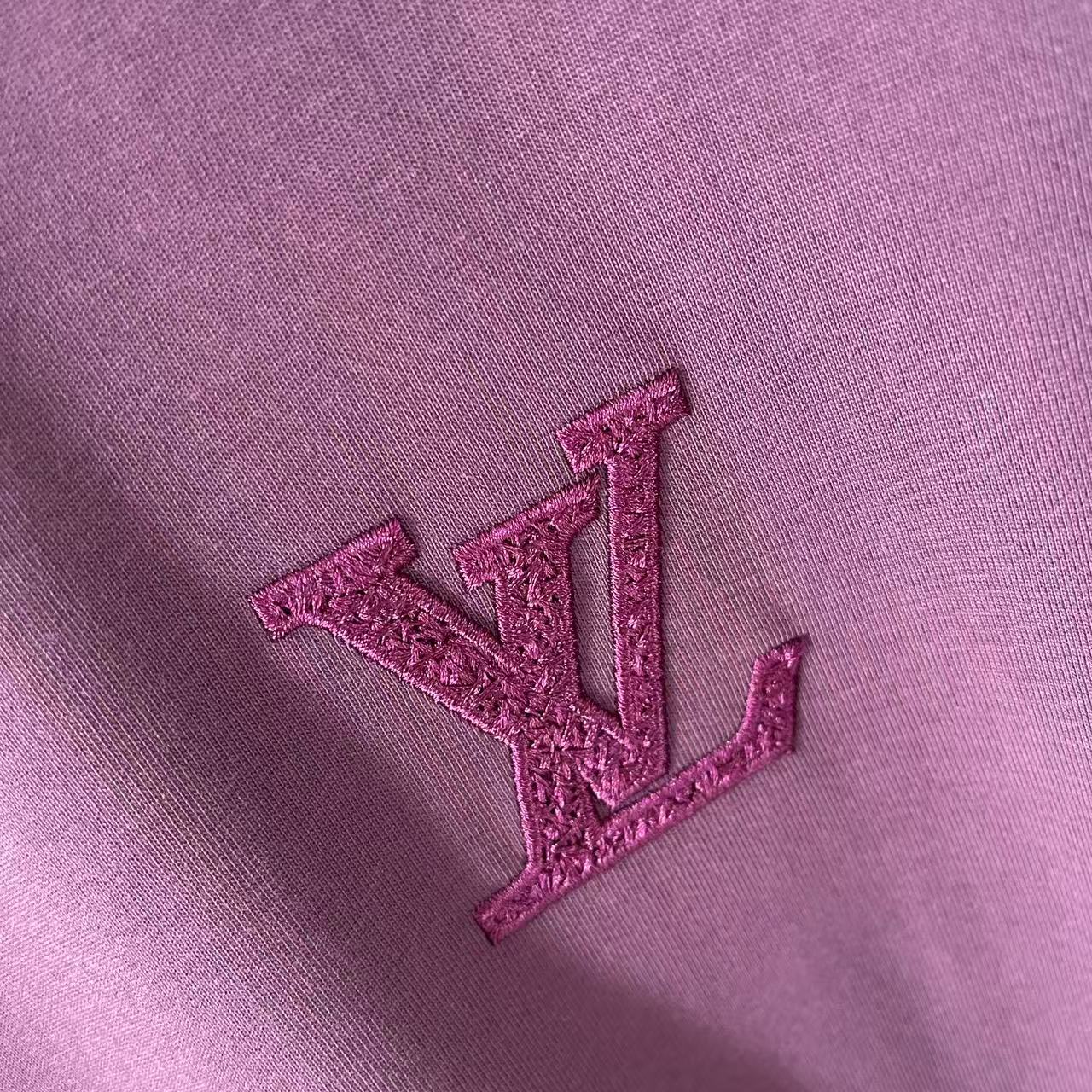 P95
1V*路易威登2025夏季新款  字母logo交叉真空绣花  定制面料300g  短袖T恤  男女同款
尺码：S M L XL XXL  五个码
颜色：黑色 白色 紫色