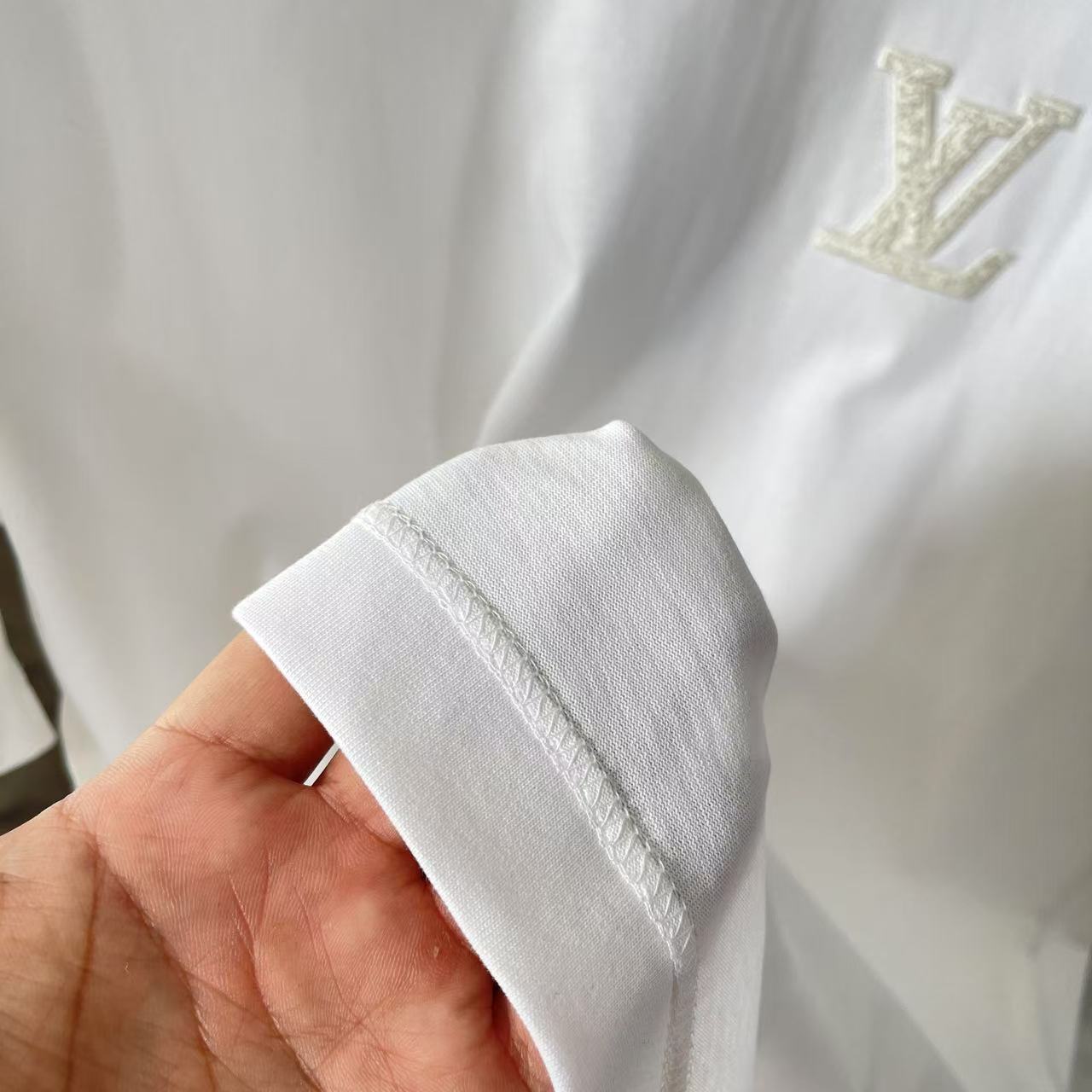 P95
1V*路易威登2025夏季新款  字母logo交叉真空绣花  定制面料300g  短袖T恤  男女同款
尺码：S M L XL XXL  五个码
颜色：黑色 白色 紫色