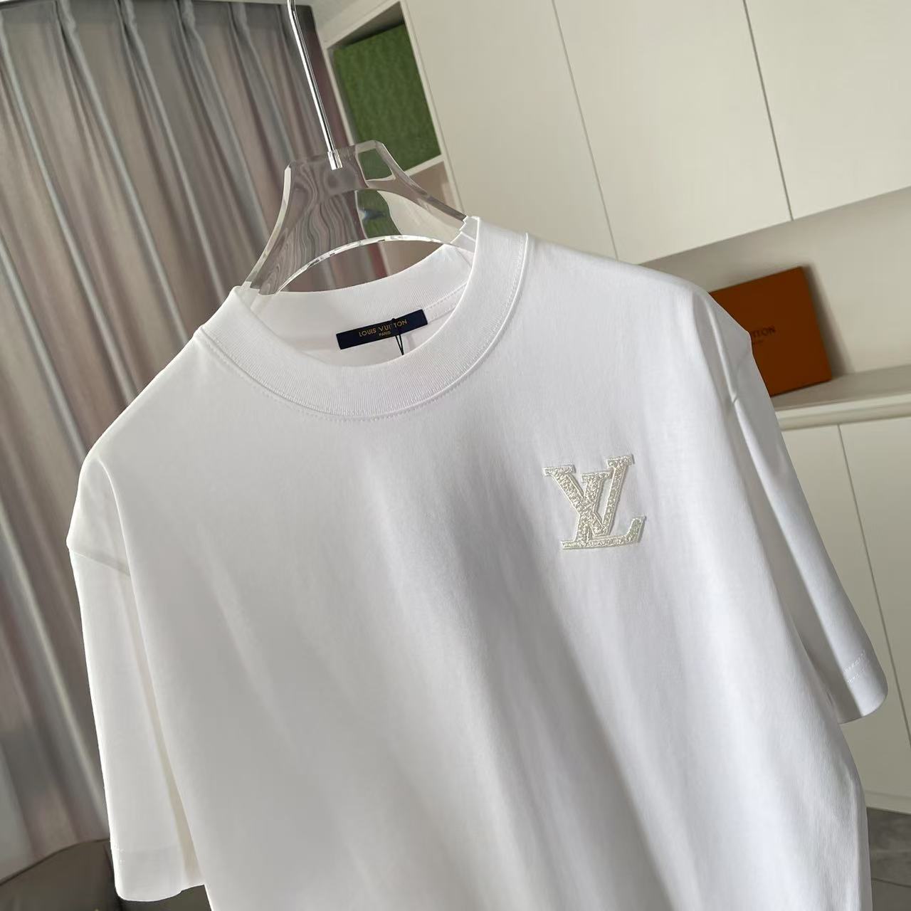 P95
1V*路易威登2025夏季新款  字母logo交叉真空绣花  定制面料300g  短袖T恤  男女同款
尺码：S M L XL XXL  五个码
颜色：黑色 白色 紫色