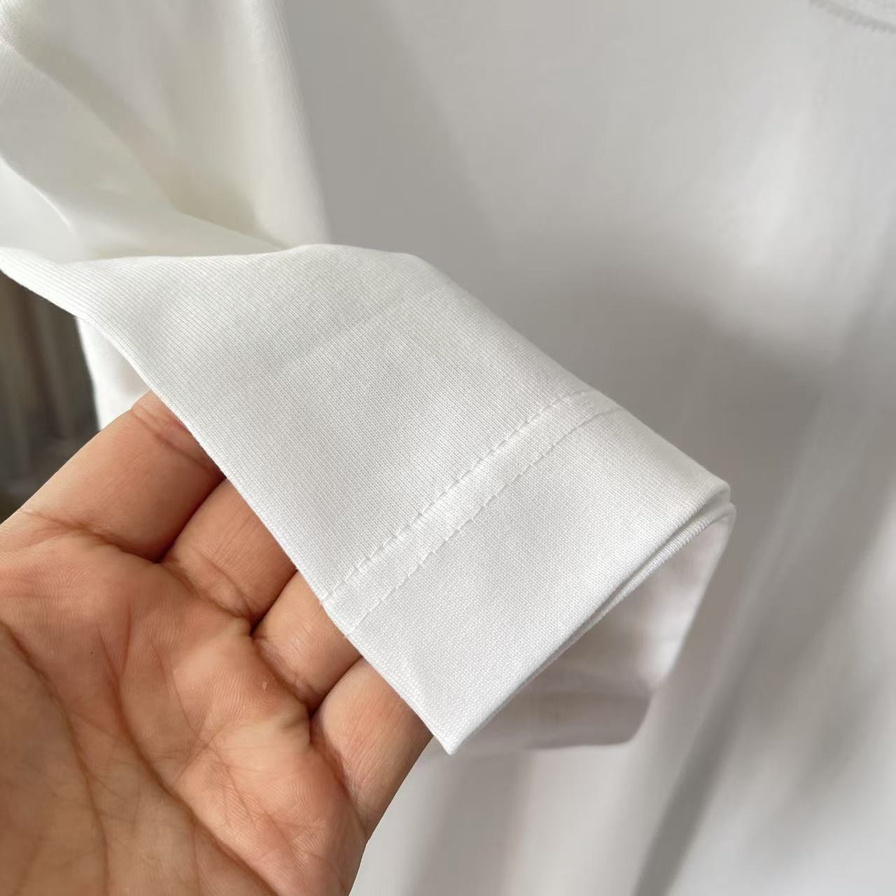 P95
1V*路易威登2025夏季新款  字母logo交叉真空绣花  定制面料300g  短袖T恤  男女同款
尺码：S M L XL XXL  五个码
颜色：黑色 白色 紫色