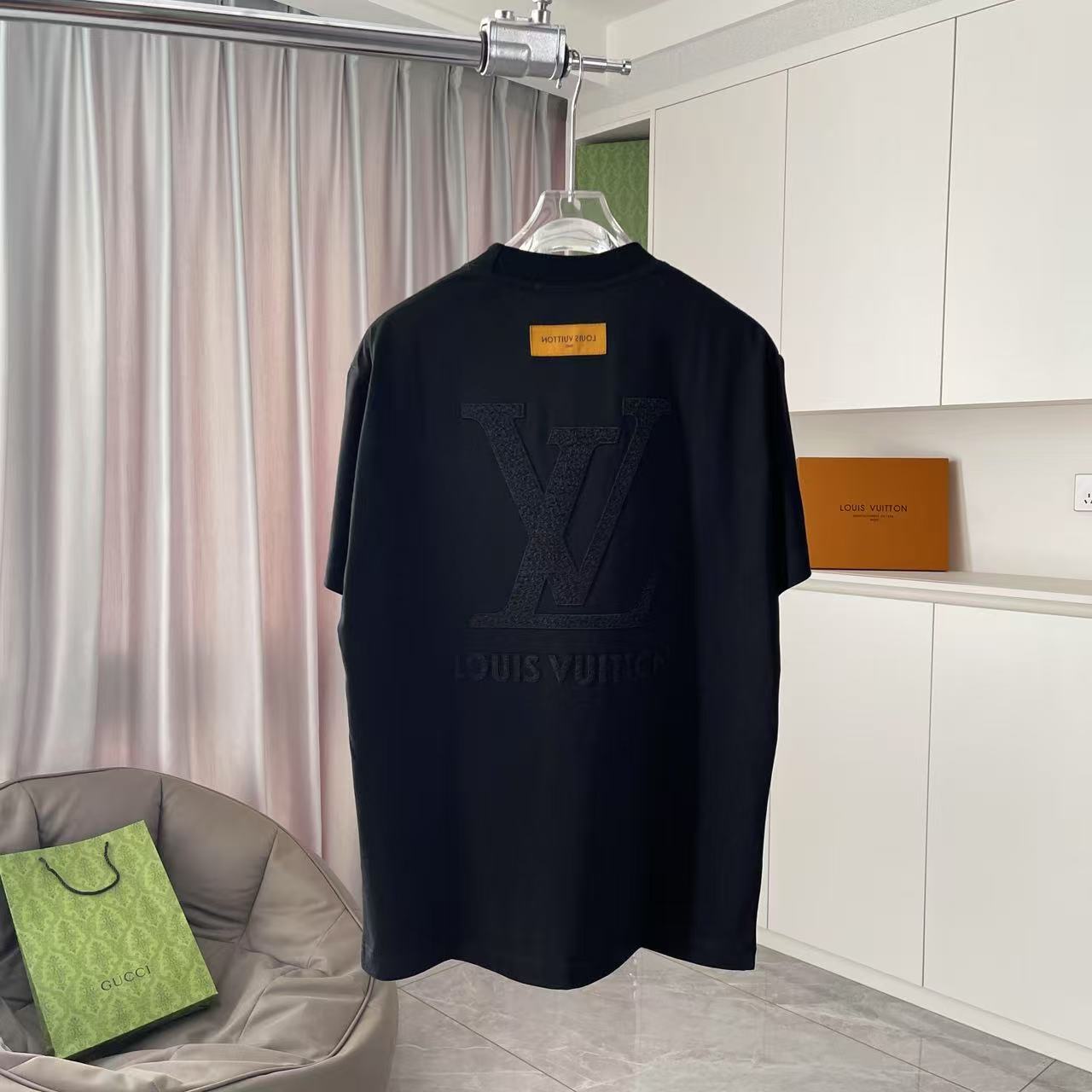 P95
1V*路易威登2025夏季新款  字母logo交叉真空绣花  定制面料300g  短袖T恤  男女同款
尺码：S M L XL XXL  五个码
颜色：黑色 白色 紫色