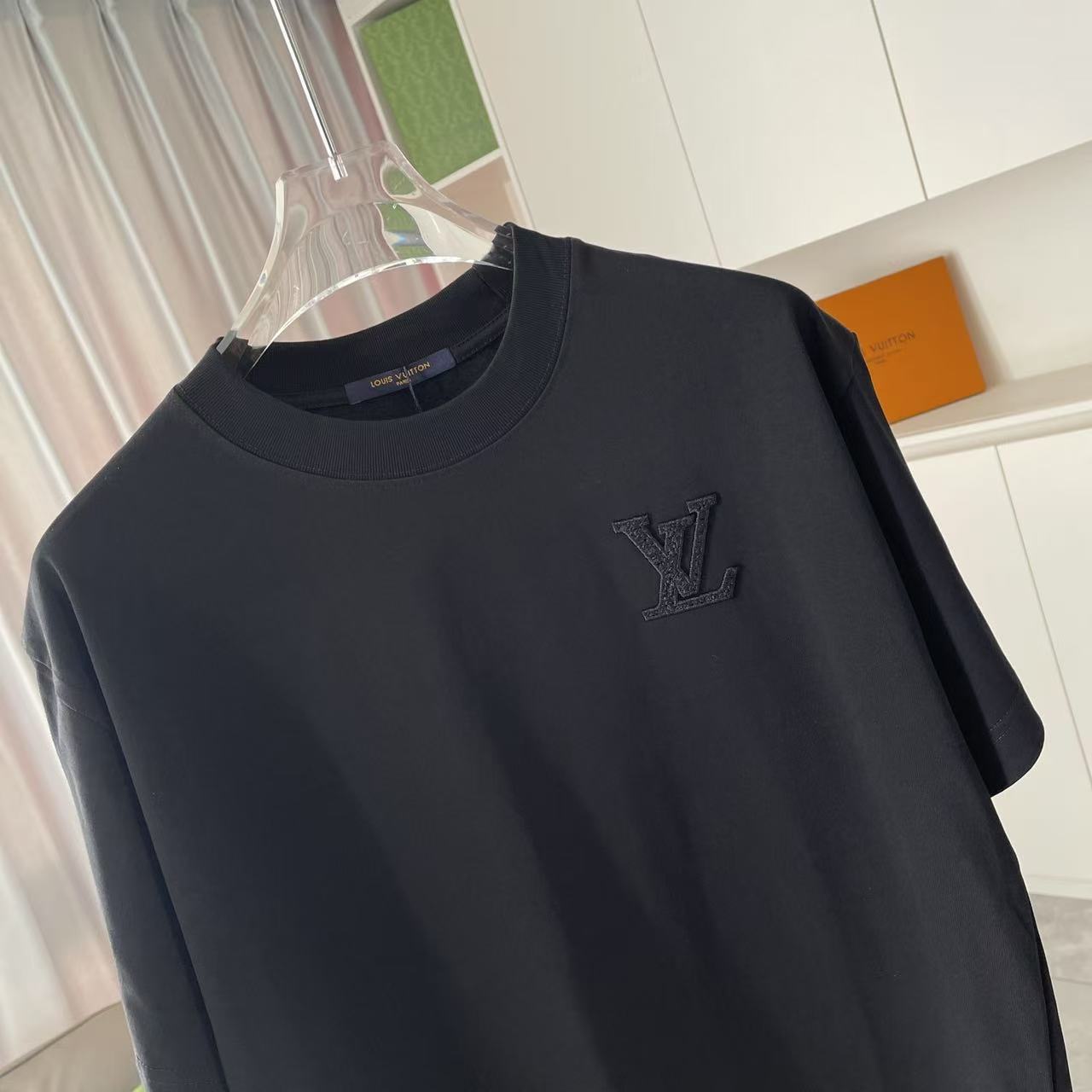 P95
1V*路易威登2025夏季新款  字母logo交叉真空绣花  定制面料300g  短袖T恤  男女同款
尺码：S M L XL XXL  五个码
颜色：黑色 白色 紫色