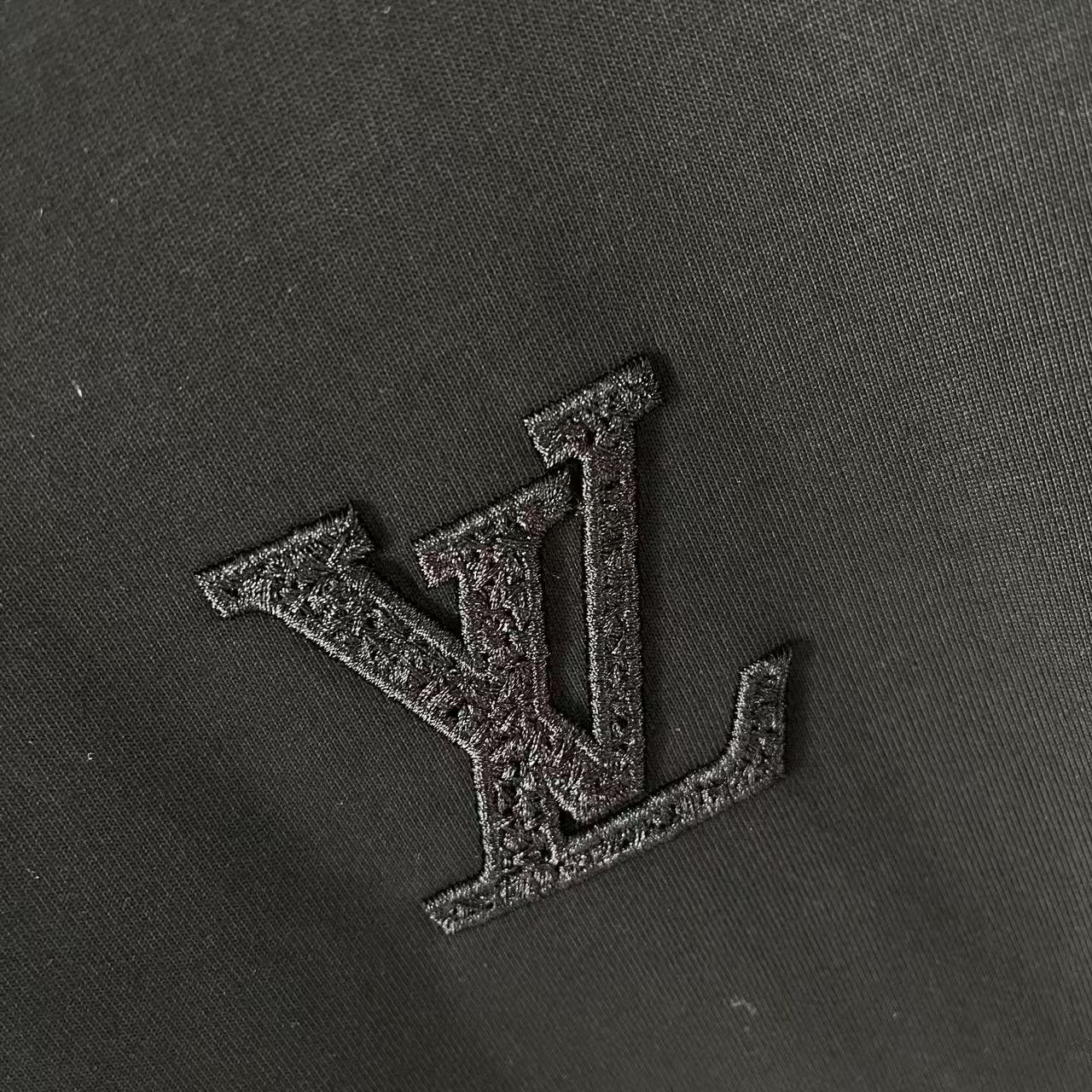 P95
1V*路易威登2025夏季新款  字母logo交叉真空绣花  定制面料300g  短袖T恤  男女同款
尺码：S M L XL XXL  五个码
颜色：黑色 白色 紫色