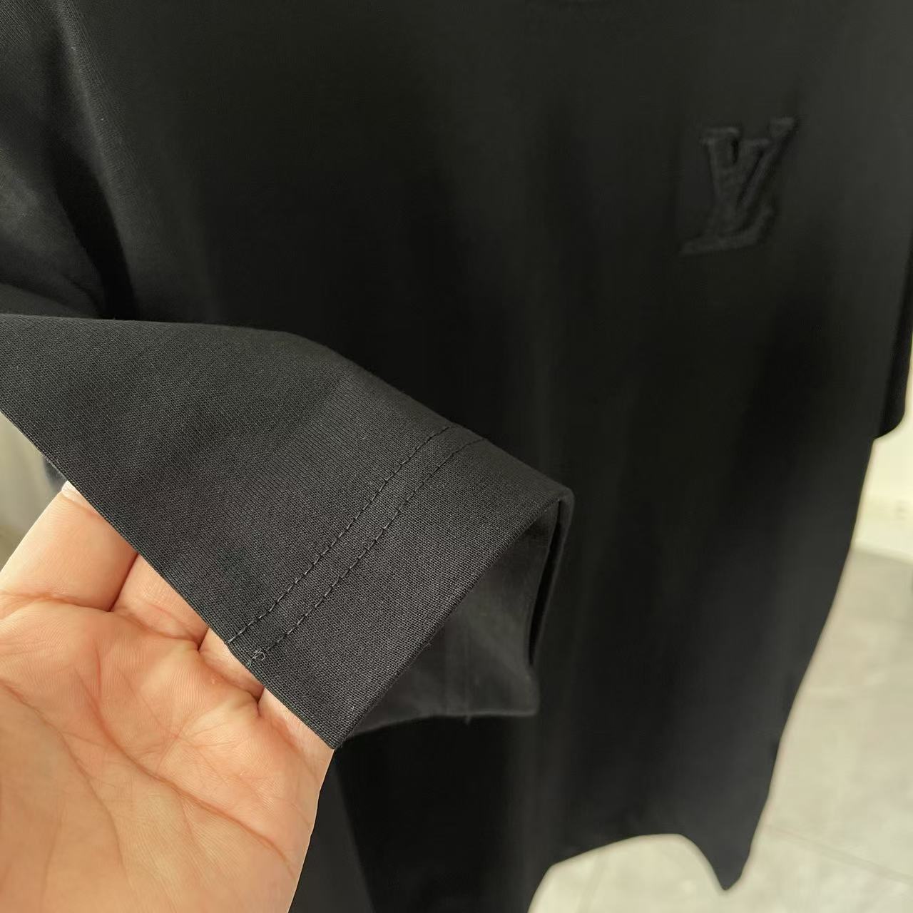 P95
1V*路易威登2025夏季新款  字母logo交叉真空绣花  定制面料300g  短袖T恤  男女同款
尺码：S M L XL XXL  五个码
颜色：黑色 白色 紫色