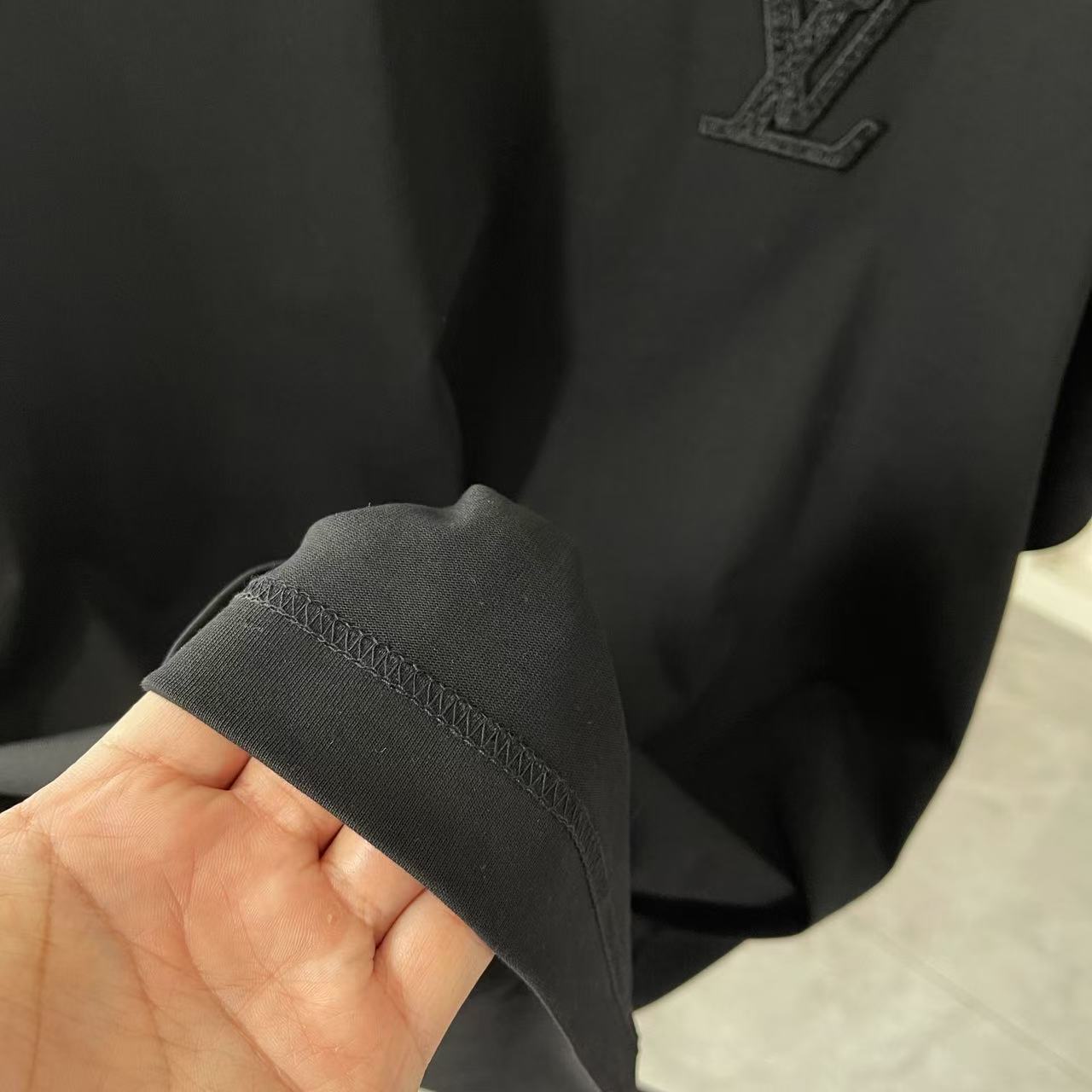 P95
1V*路易威登2025夏季新款  字母logo交叉真空绣花  定制面料300g  短袖T恤  男女同款
尺码：S M L XL XXL  五个码
颜色：黑色 白色 紫色