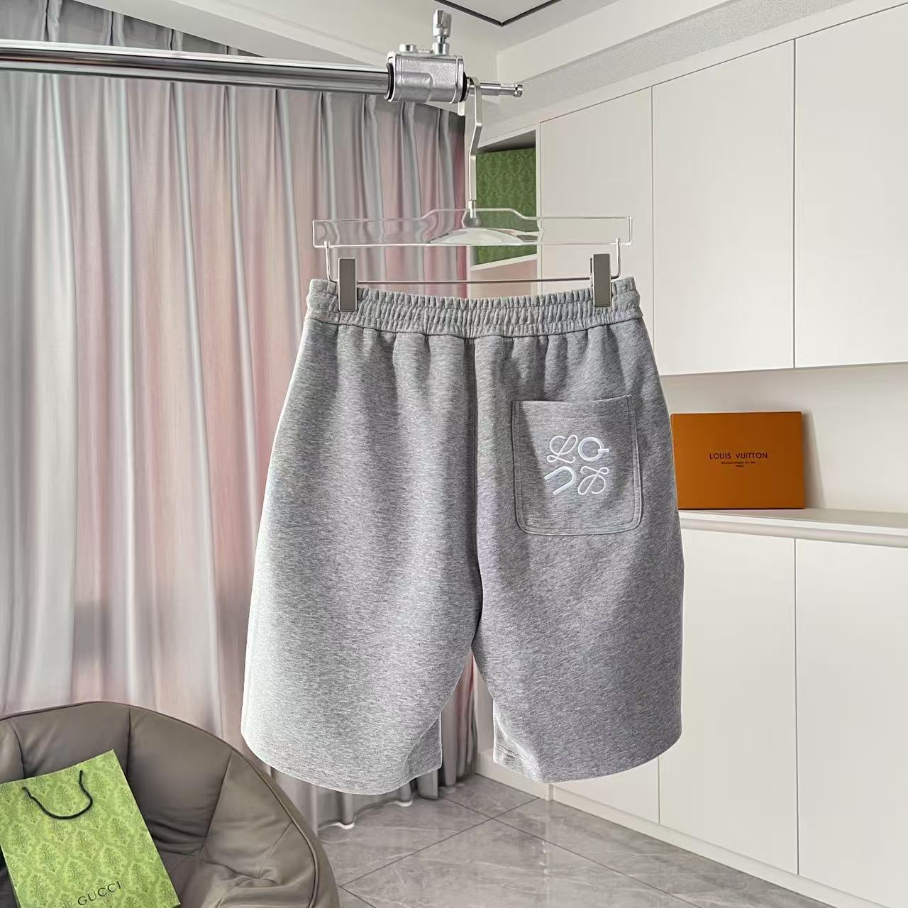 P135
Loew*罗意威 2025夏季新款短裤  个性字母logo绣花   定制面料350g  男女同款
尺码：M L XL XXL XXXL 五个码
颜色：黑色 白色 灰色