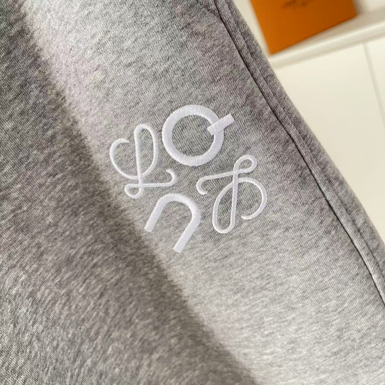 P135
Loew*罗意威 2025夏季新款短裤  个性字母logo绣花   定制面料350g  男女同款
尺码：M L XL XXL XXXL 五个码
颜色：黑色 白色 灰色