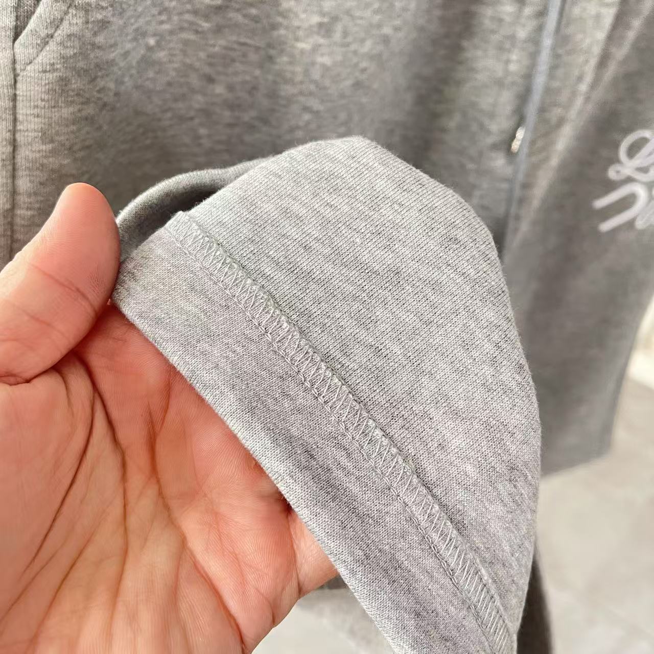 P135
Loew*罗意威 2025夏季新款短裤  个性字母logo绣花   定制面料350g  男女同款
尺码：M L XL XXL XXXL 五个码
颜色：黑色 白色 灰色