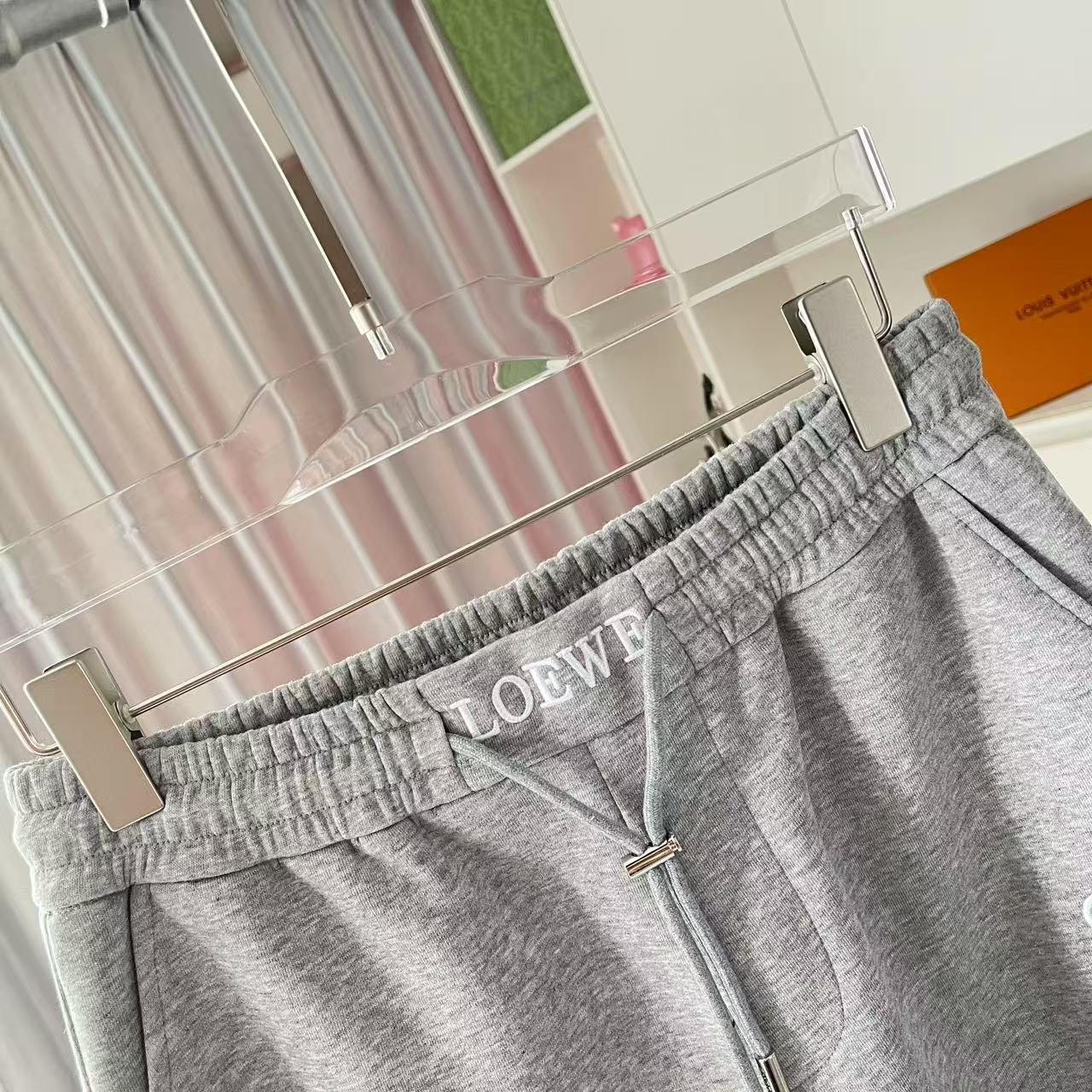 P135
Loew*罗意威 2025夏季新款短裤  个性字母logo绣花   定制面料350g  男女同款
尺码：M L XL XXL XXXL 五个码
颜色：黑色 白色 灰色