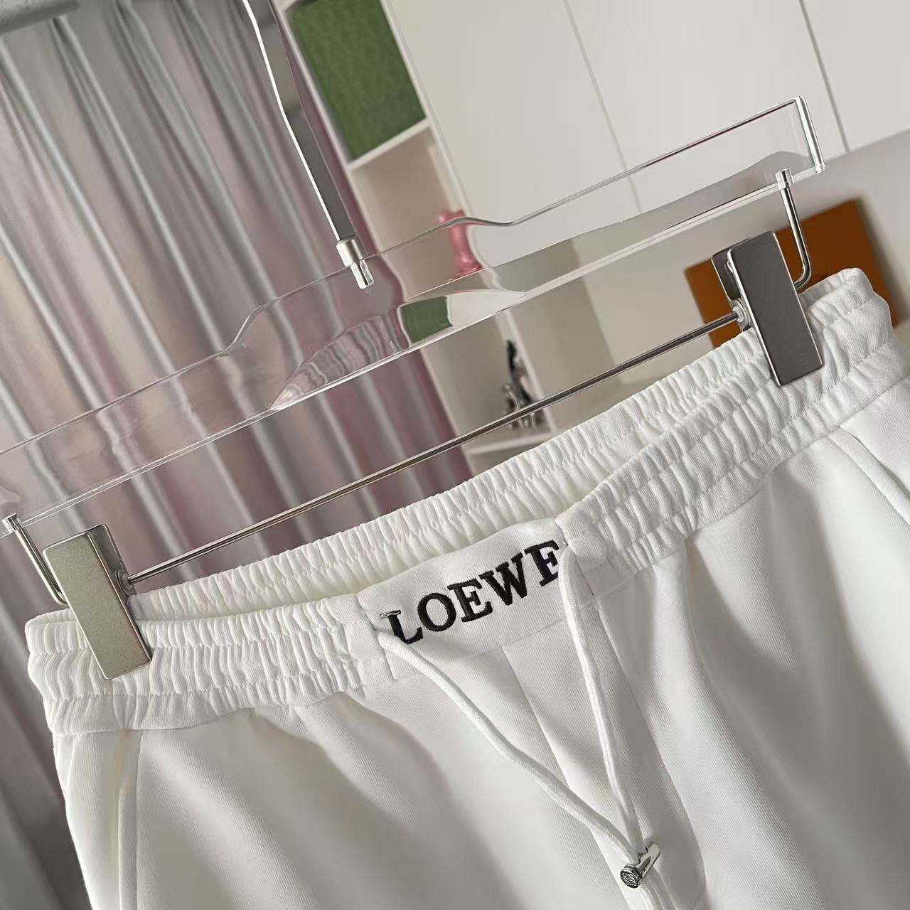 P135
Loew*罗意威 2025夏季新款短裤  个性字母logo绣花   定制面料350g  男女同款
尺码：M L XL XXL XXXL 五个码
颜色：黑色 白色 灰色