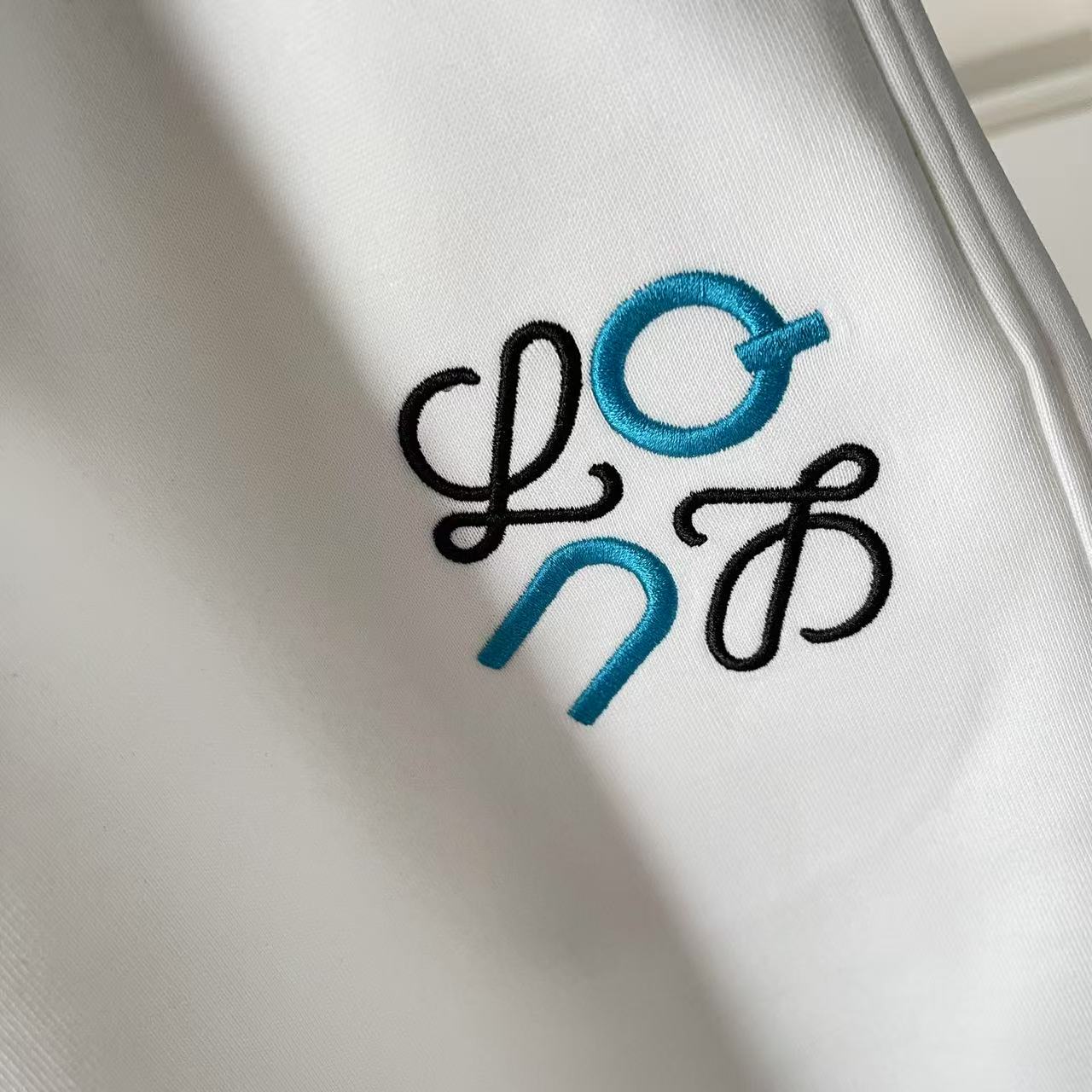 P135
Loew*罗意威 2025夏季新款短裤  个性字母logo绣花   定制面料350g  男女同款
尺码：M L XL XXL XXXL 五个码
颜色：黑色 白色 灰色