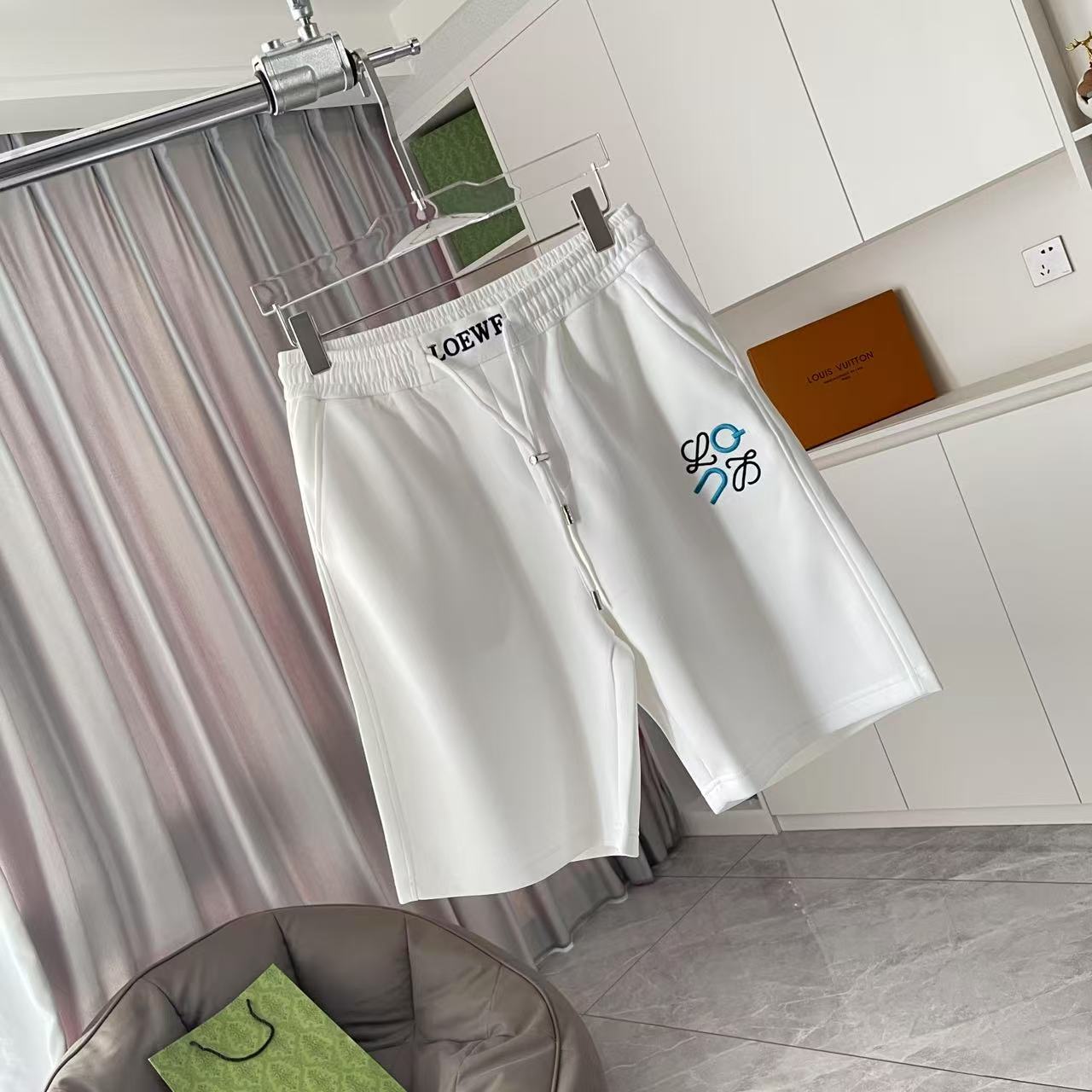 P135
Loew*罗意威 2025夏季新款短裤  个性字母logo绣花   定制面料350g  男女同款
尺码：M L XL XXL XXXL 五个码
颜色：黑色 白色 灰色