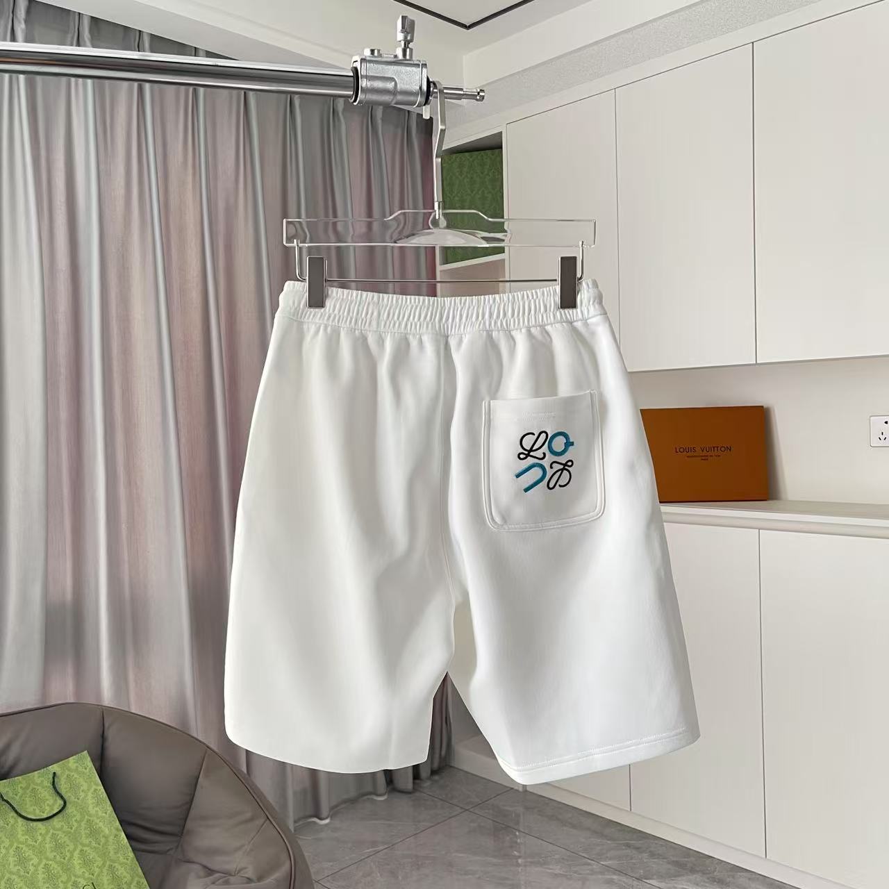 P135
Loew*罗意威 2025夏季新款短裤  个性字母logo绣花   定制面料350g  男女同款
尺码：M L XL XXL XXXL 五个码
颜色：黑色 白色 灰色