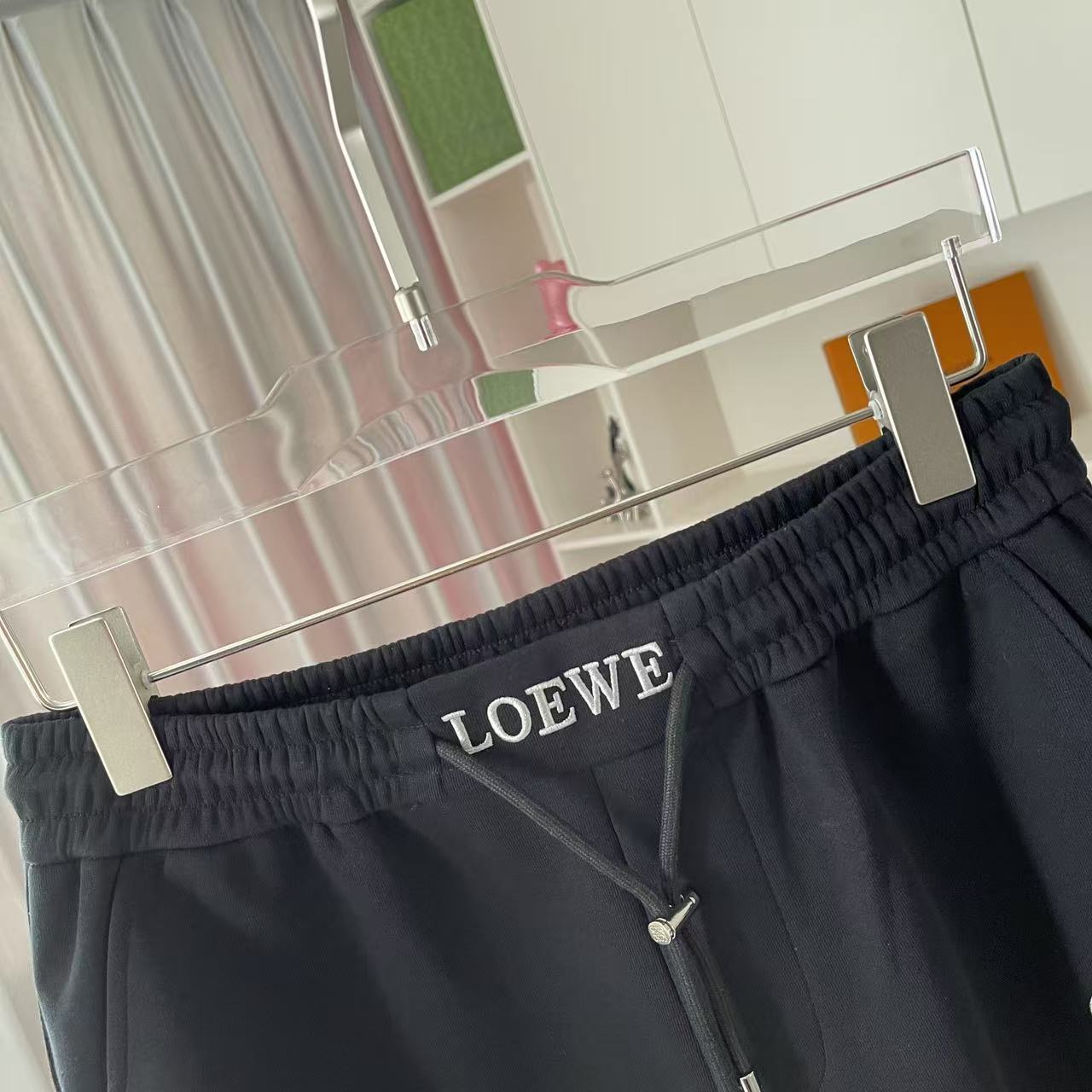P135
Loew*罗意威 2025夏季新款短裤  个性字母logo绣花   定制面料350g  男女同款
尺码：M L XL XXL XXXL 五个码
颜色：黑色 白色 灰色