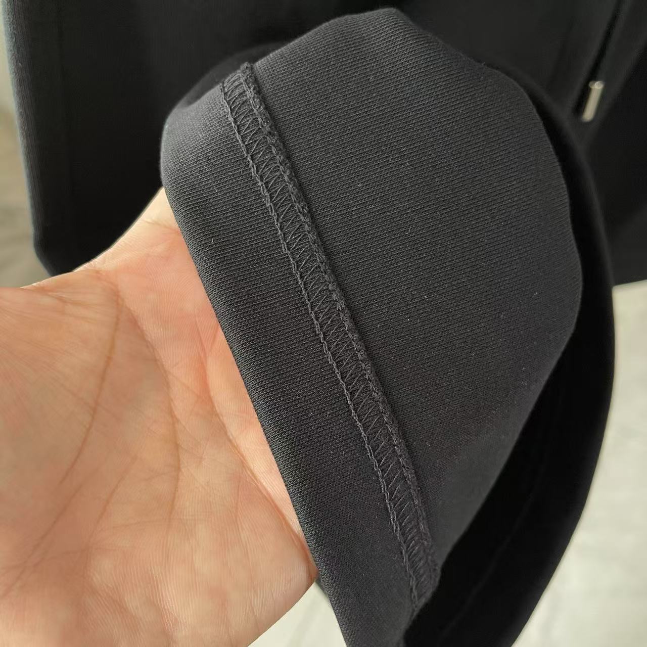 P135
Loew*罗意威 2025夏季新款短裤  个性字母logo绣花   定制面料350g  男女同款
尺码：M L XL XXL XXXL 五个码
颜色：黑色 白色 灰色