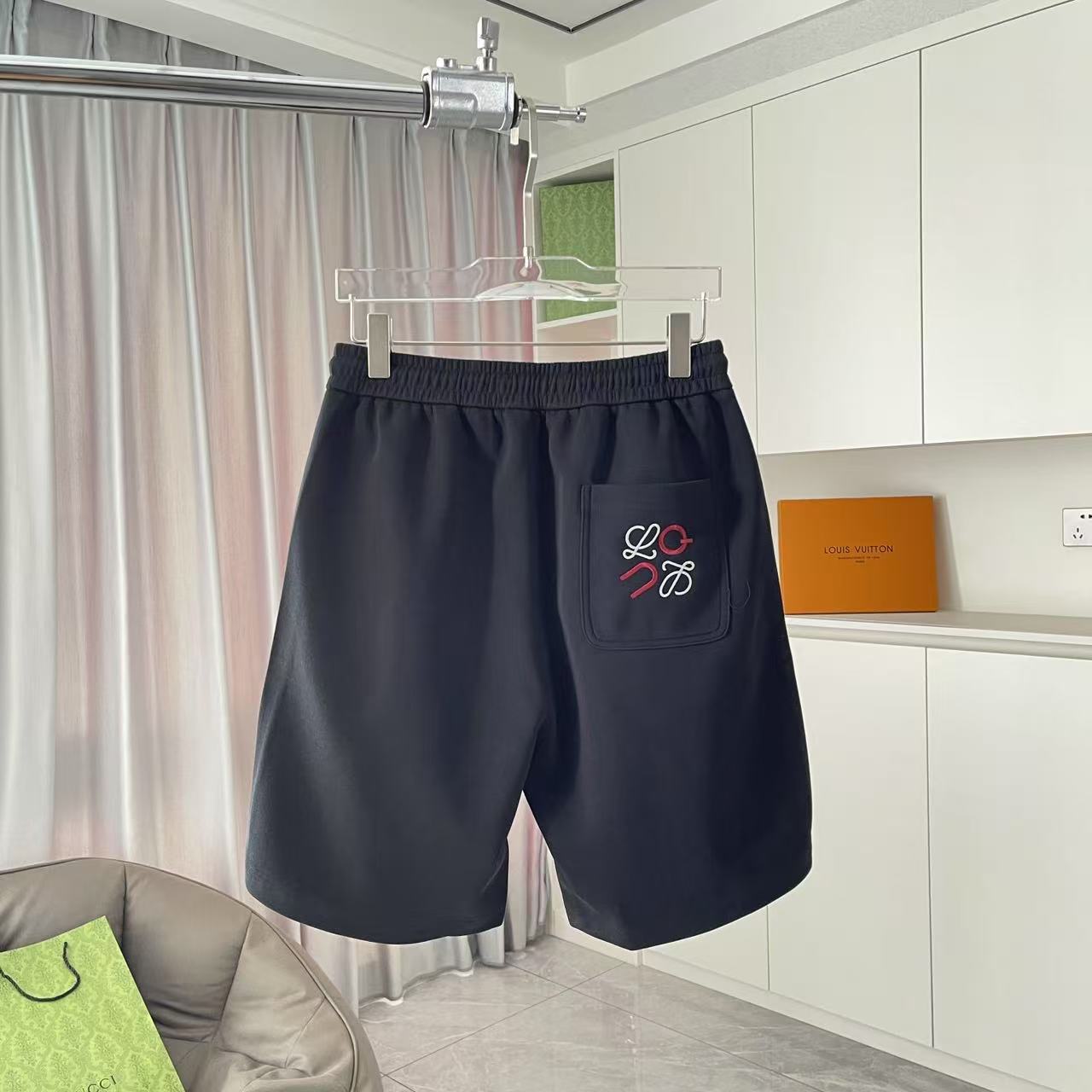 P135
Loew*罗意威 2025夏季新款短裤  个性字母logo绣花   定制面料350g  男女同款
尺码：M L XL XXL XXXL 五个码
颜色：黑色 白色 灰色