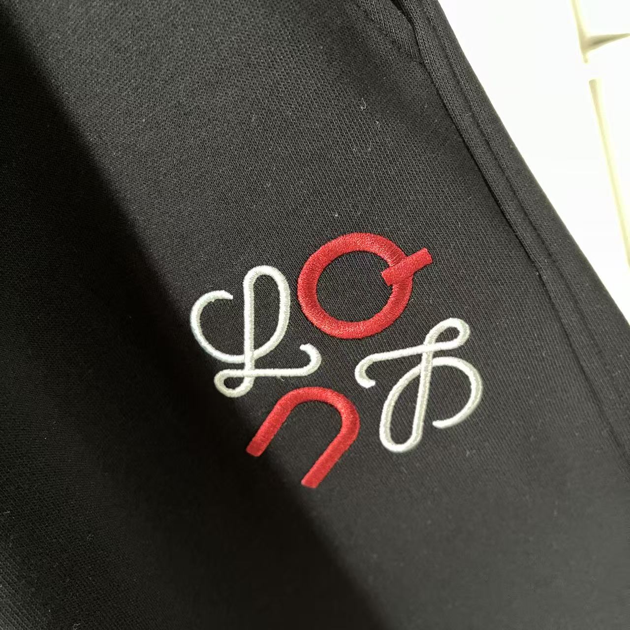 P135
Loew*罗意威 2025夏季新款短裤  个性字母logo绣花   定制面料350g  男女同款
尺码：M L XL XXL XXXL 五个码
颜色：黑色 白色 灰色