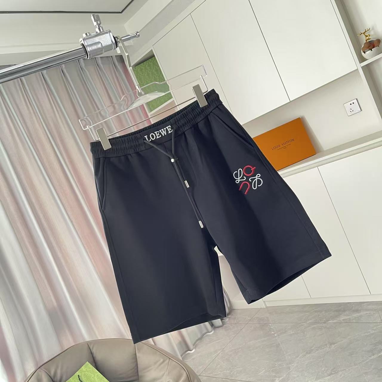 P135
Loew*罗意威 2025夏季新款短裤  个性字母logo绣花   定制面料350g  男女同款
尺码：M L XL XXL XXXL 五个码
颜色：黑色 白色 灰色