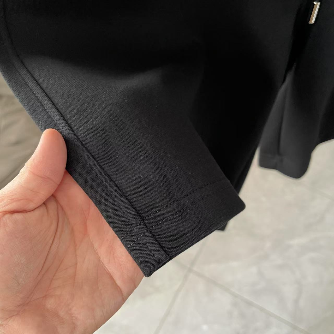 P135
Loew*罗意威 2025夏季新款短裤  个性字母logo绣花   定制面料350g  男女同款
尺码：M L XL XXL XXXL 五个码
颜色：黑色 白色 灰色