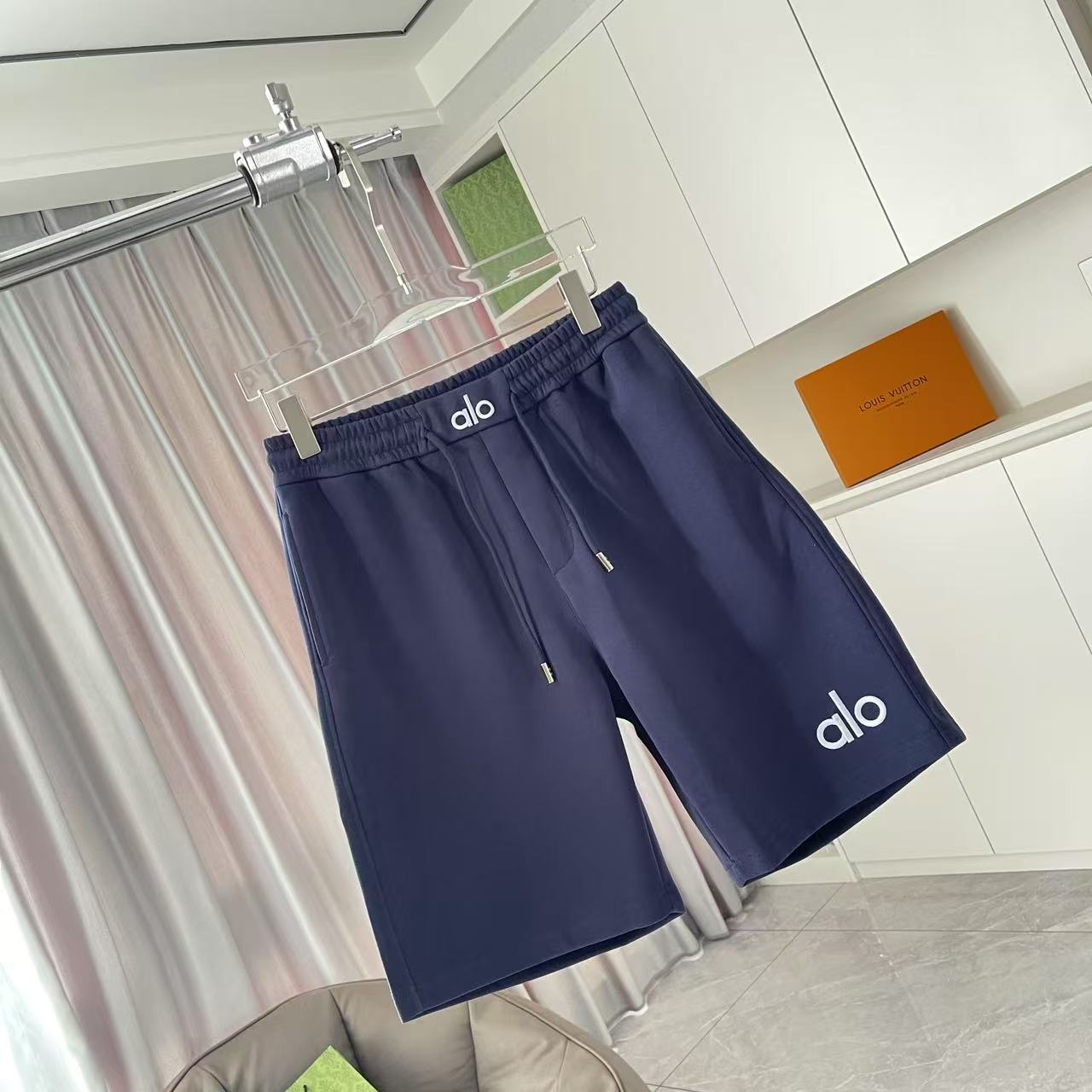 P135
lulu*露露乐蒙2025夏季新款短裤  个性字母logo绣花 定制面料350g 男女同款
尺码：M L XL XXL XXXL 五个码
颜色：黑色 蓝色 灰色
