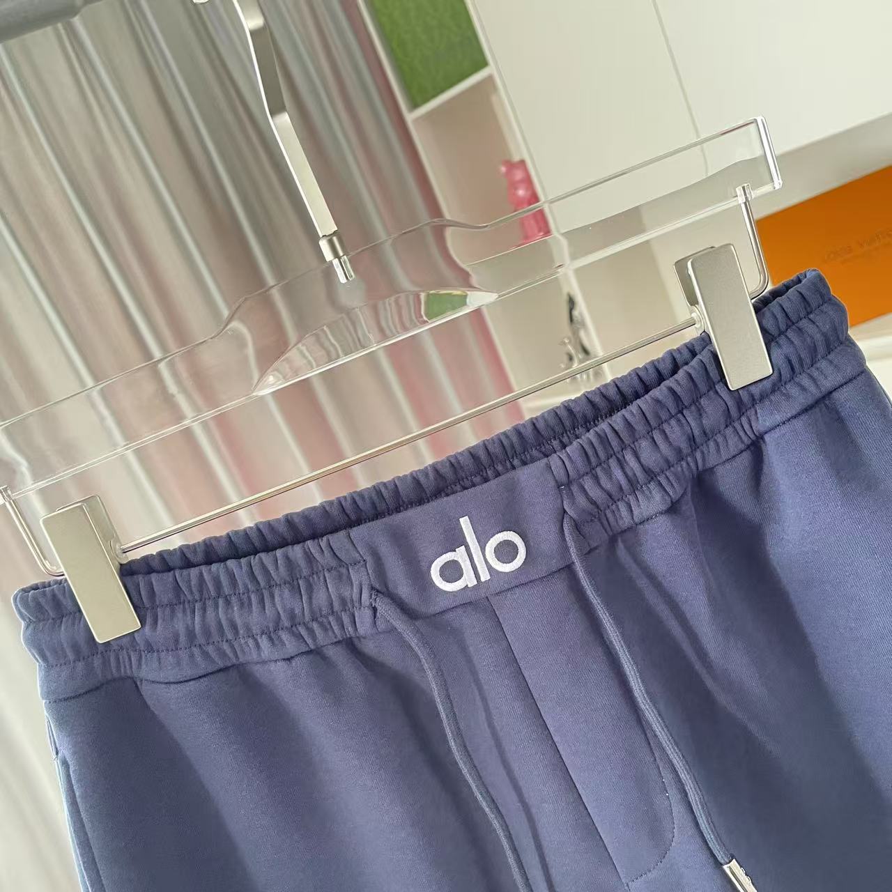 P135
lulu*露露乐蒙2025夏季新款短裤  个性字母logo绣花 定制面料350g 男女同款
尺码：M L XL XXL XXXL 五个码
颜色：黑色 蓝色 灰色