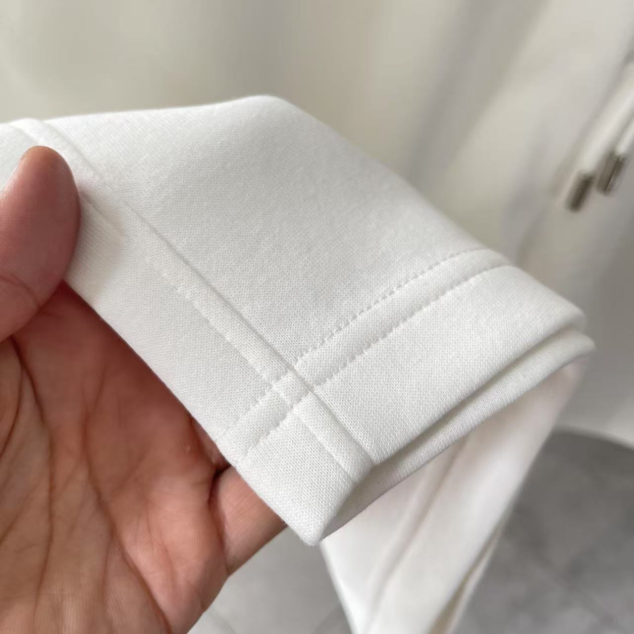 P135
GUCC*古驰 2025夏季新款短裤 个性字母logo绣花 定制面料350g 男女同款
颜色：黑色 白色 红色
尺码:  M L XL XXL XXXL 五个码